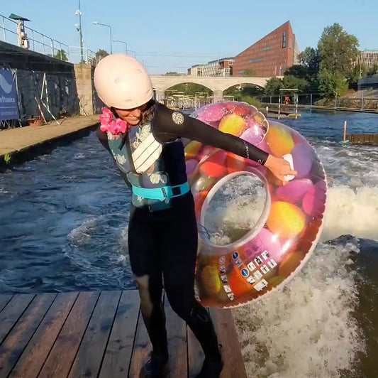 Surfařka na Vltavě, barevý nafukovací kruh