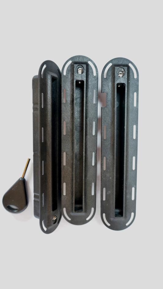Tři černé fin boxy Futures s fin key klíčem v sadě