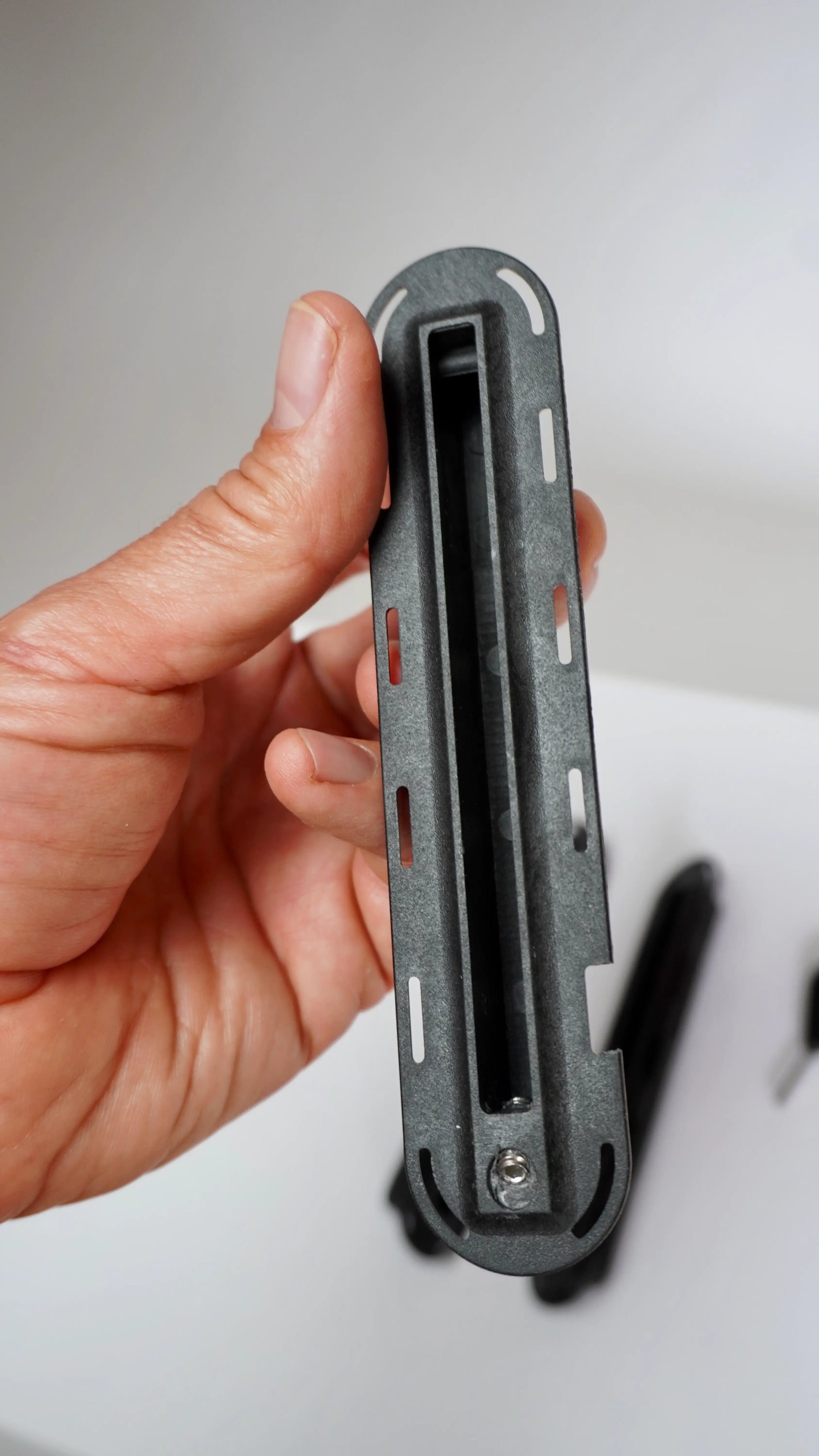 Surficata Futures fin boxy – detail v ruce