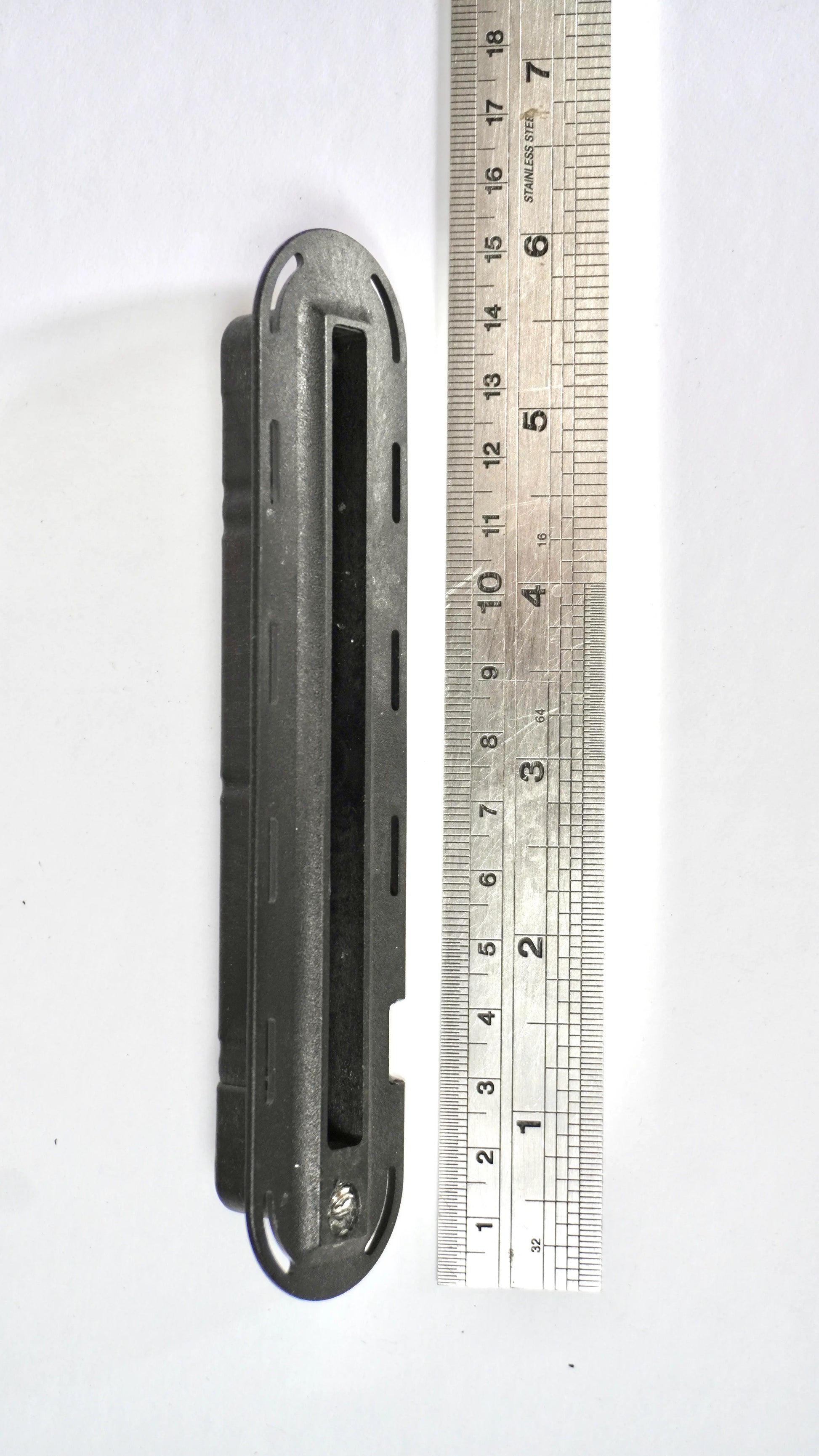 Futures fin box s měřítkem – délka cca 12,5 cm