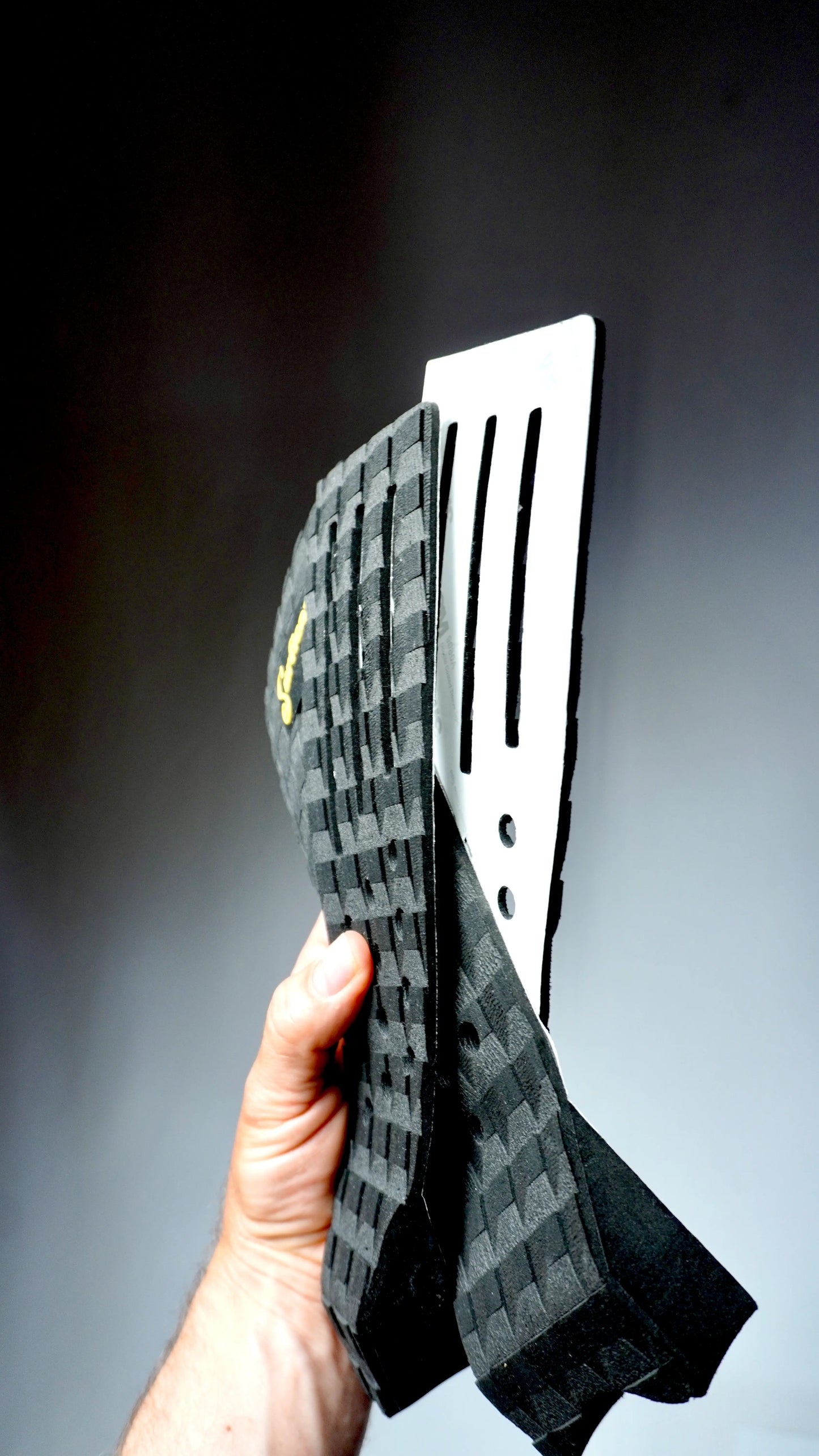 Surficata surf grip black edition – černý tail pad na surfové prkno