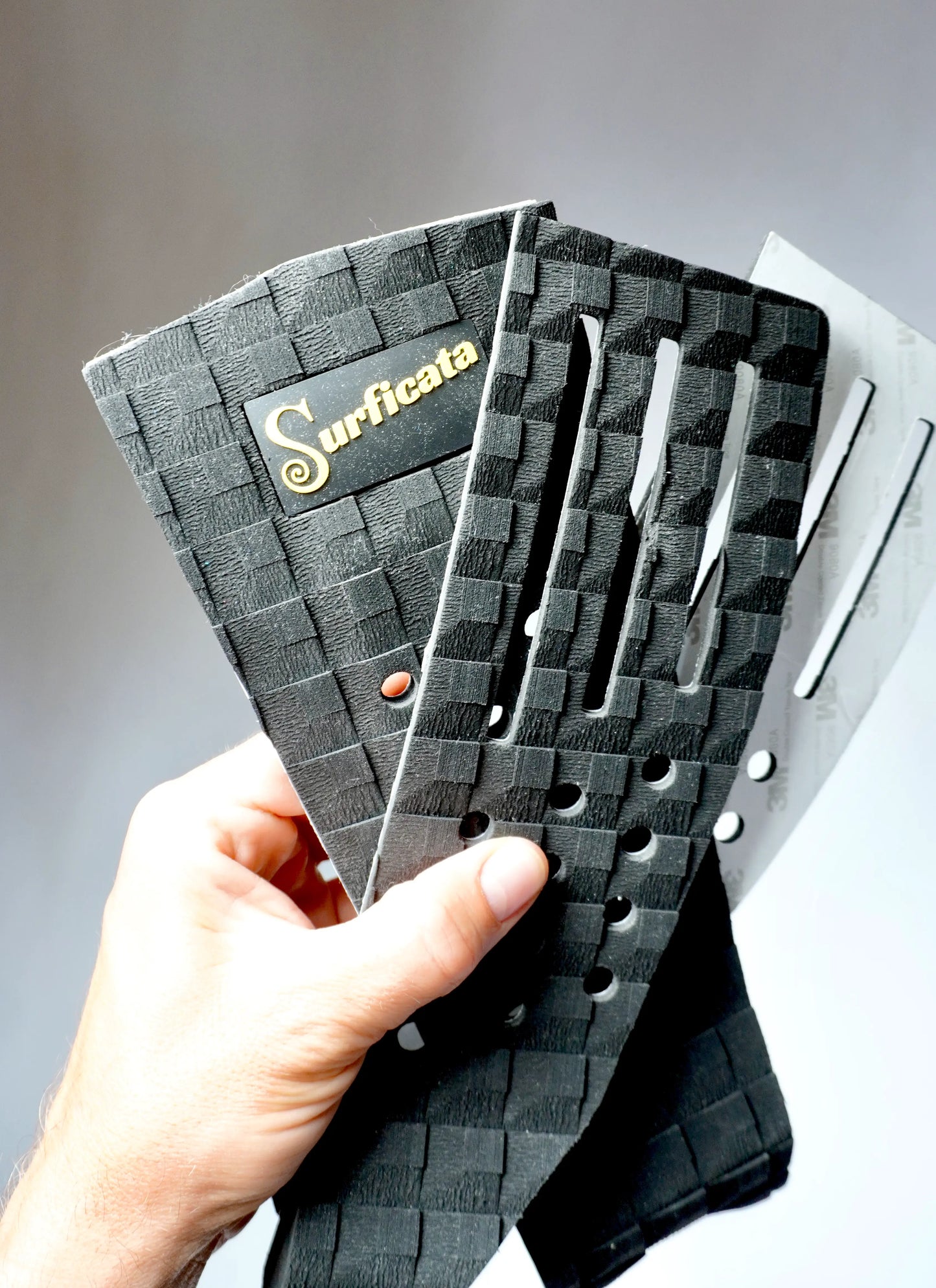 černý 3-dílný tail pad Surficata s perforací a arch podporou
