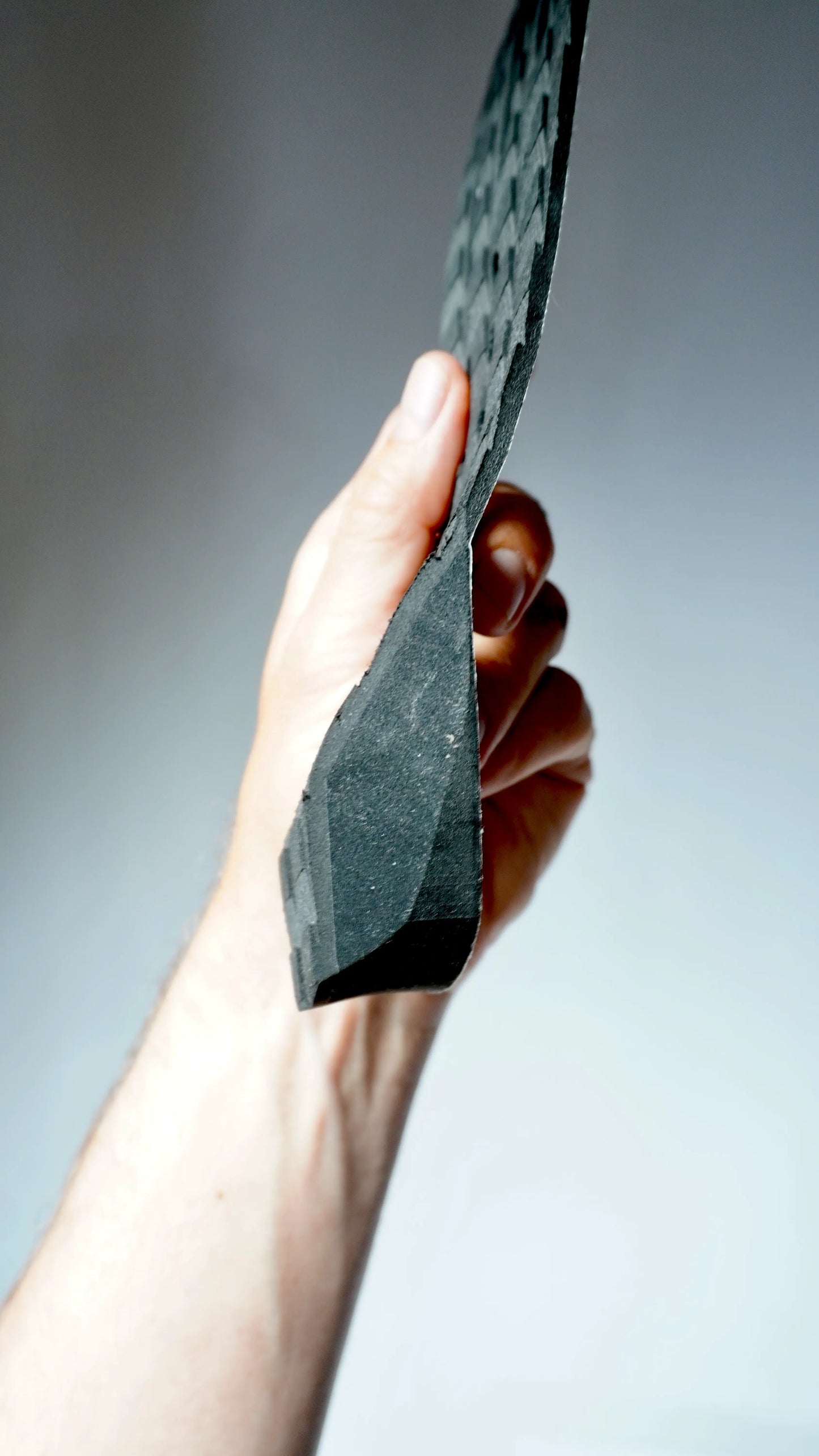 Černý třídílný tail pad s arch podporou a výrazným kickem, Surficata, zadní část detail