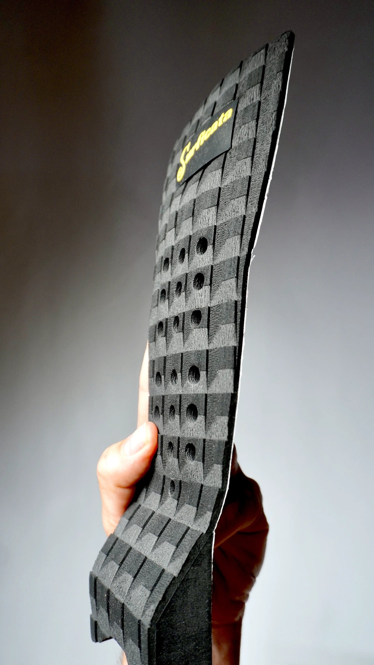 detail zadního gripu na surfboard – Surficata Black EVA pad