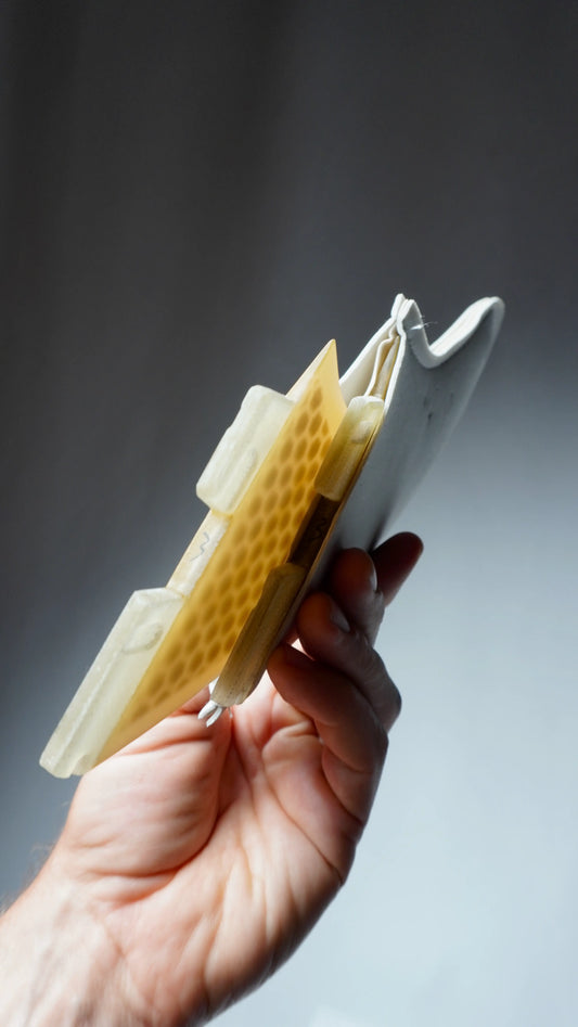 Surficata Honeycomb finy FCSII, srovnání v ruce velikost M, dva kusy v obalu