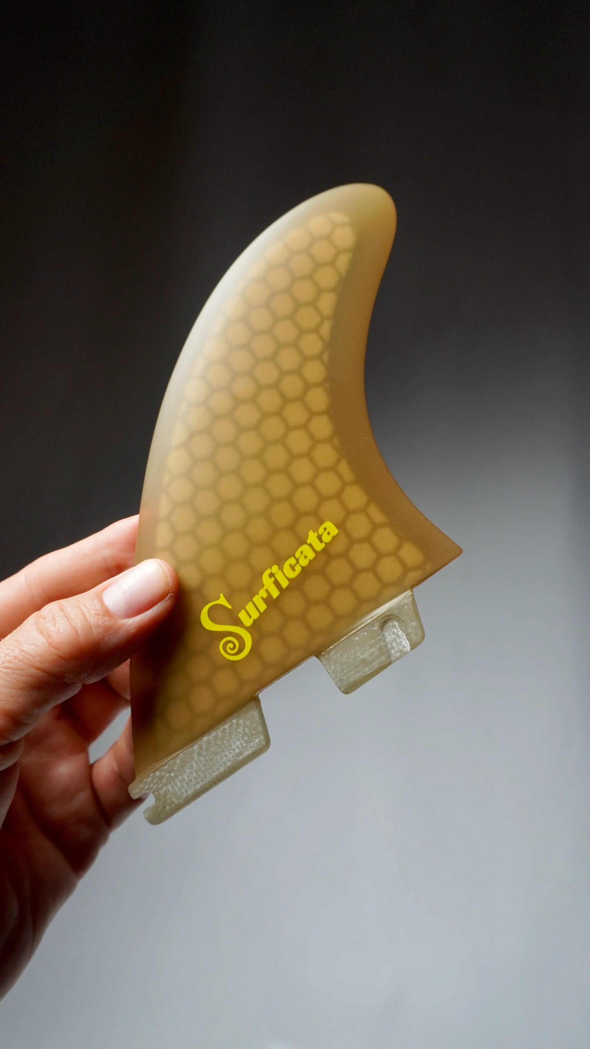 Surficata Honeycomb finy FCSII, srovnání v ruce velikost M, jeden kus