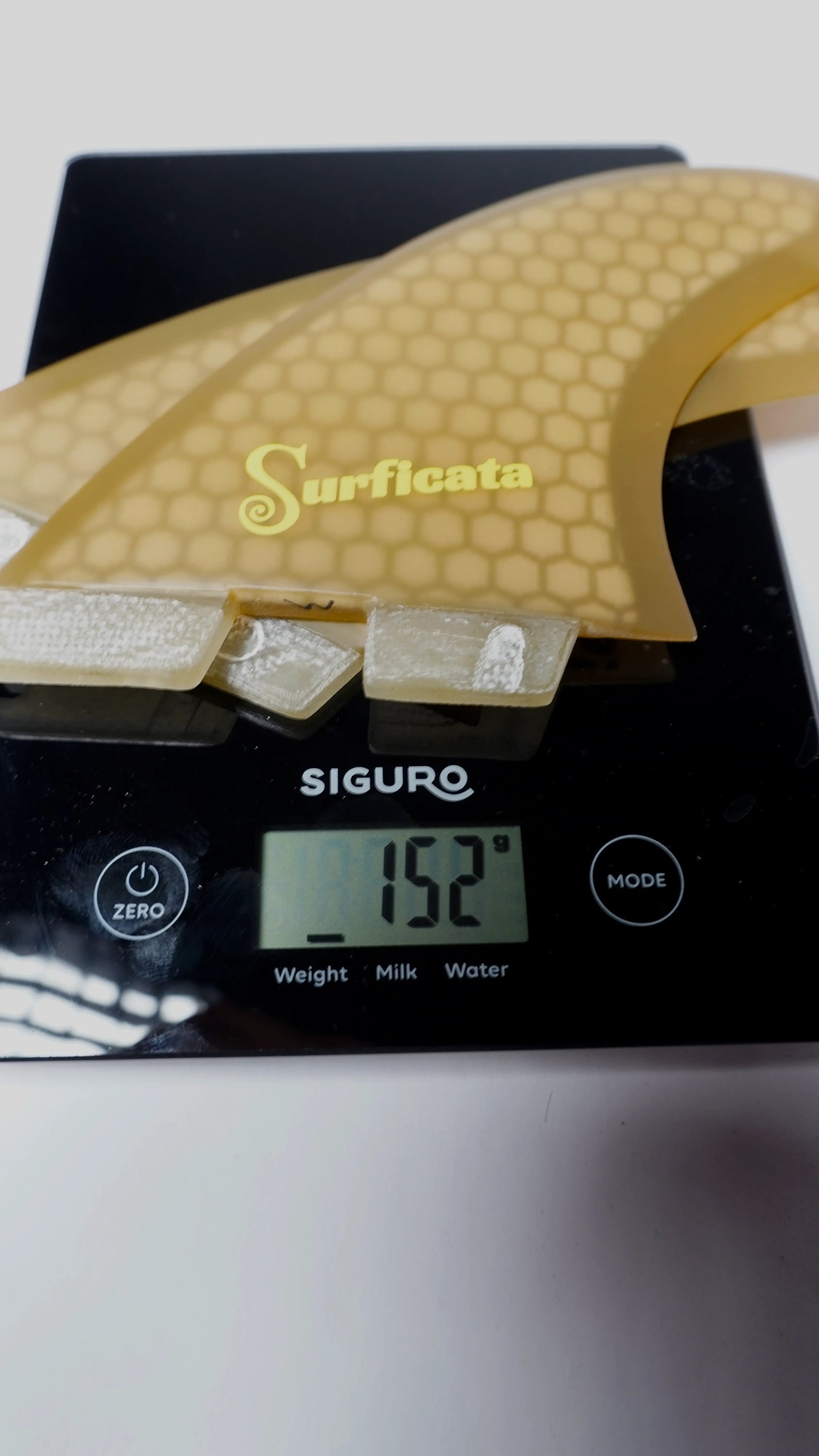 Surficata Honeycomb finy FCSII, srovnání v ruce velikost M, dva kusy na váze, 152 gramů