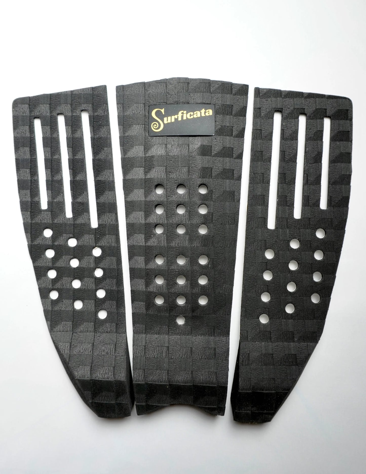 černý surf tail pad Surficata se strukturou gripu a logem
