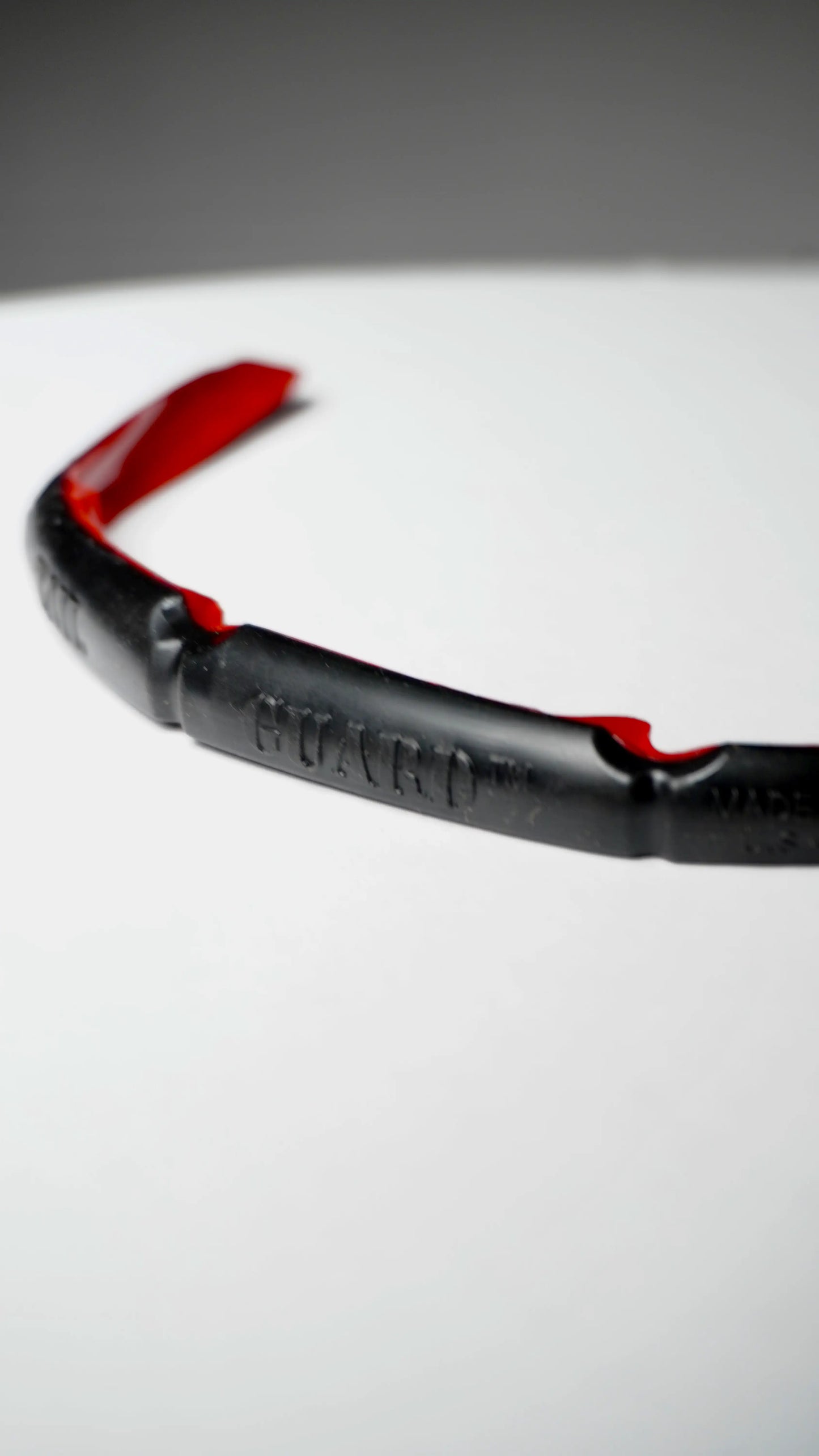 SurfCo Hawaii Tail Guard v černé barvě – flexibilní ochrana ocasu surfboardu, detail.