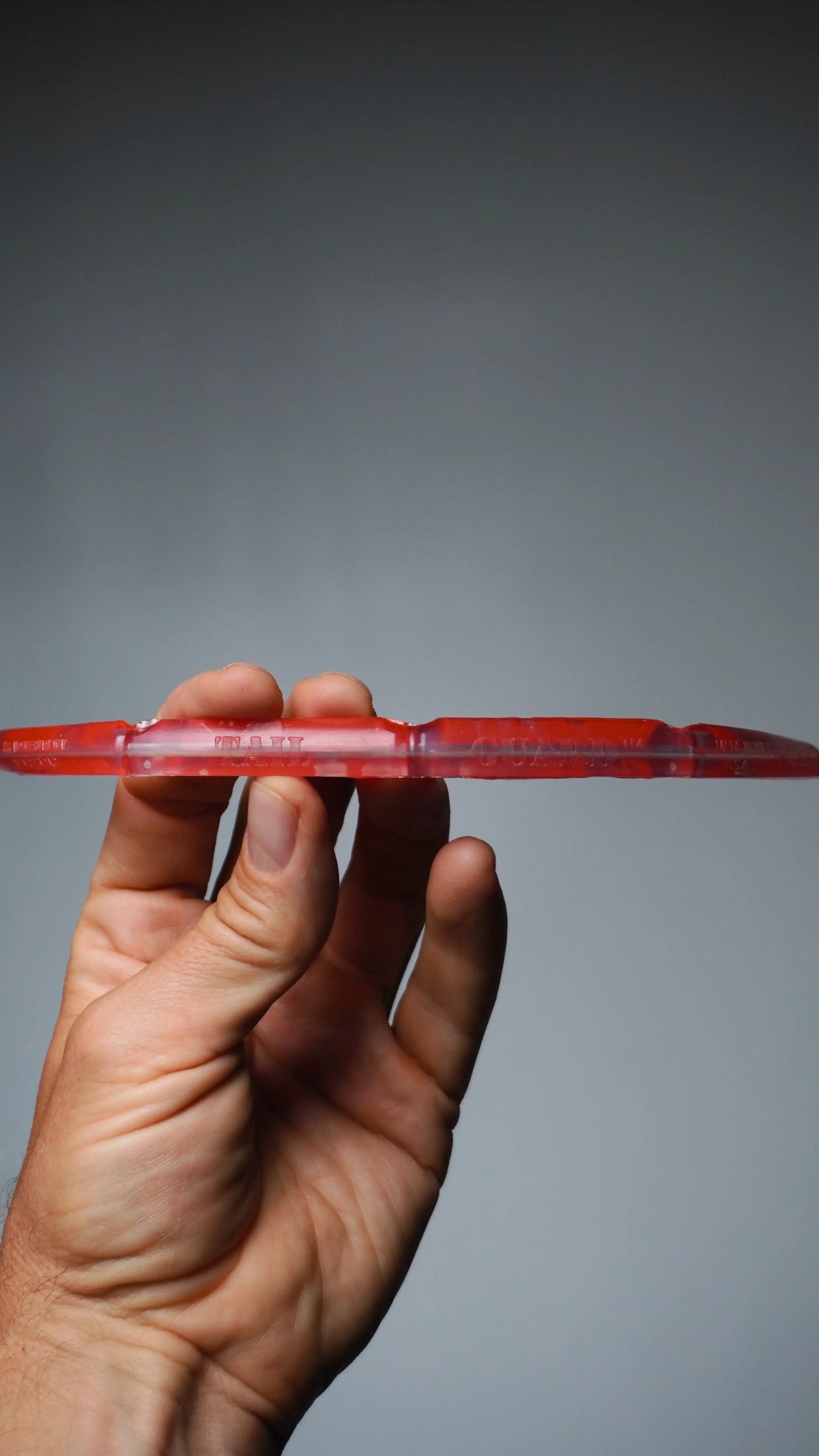 SurfCo Hawaii Tail Guard v transparentní verzi – zahnutý tvar chrániče ocasu surfboardu, detailní pohled.