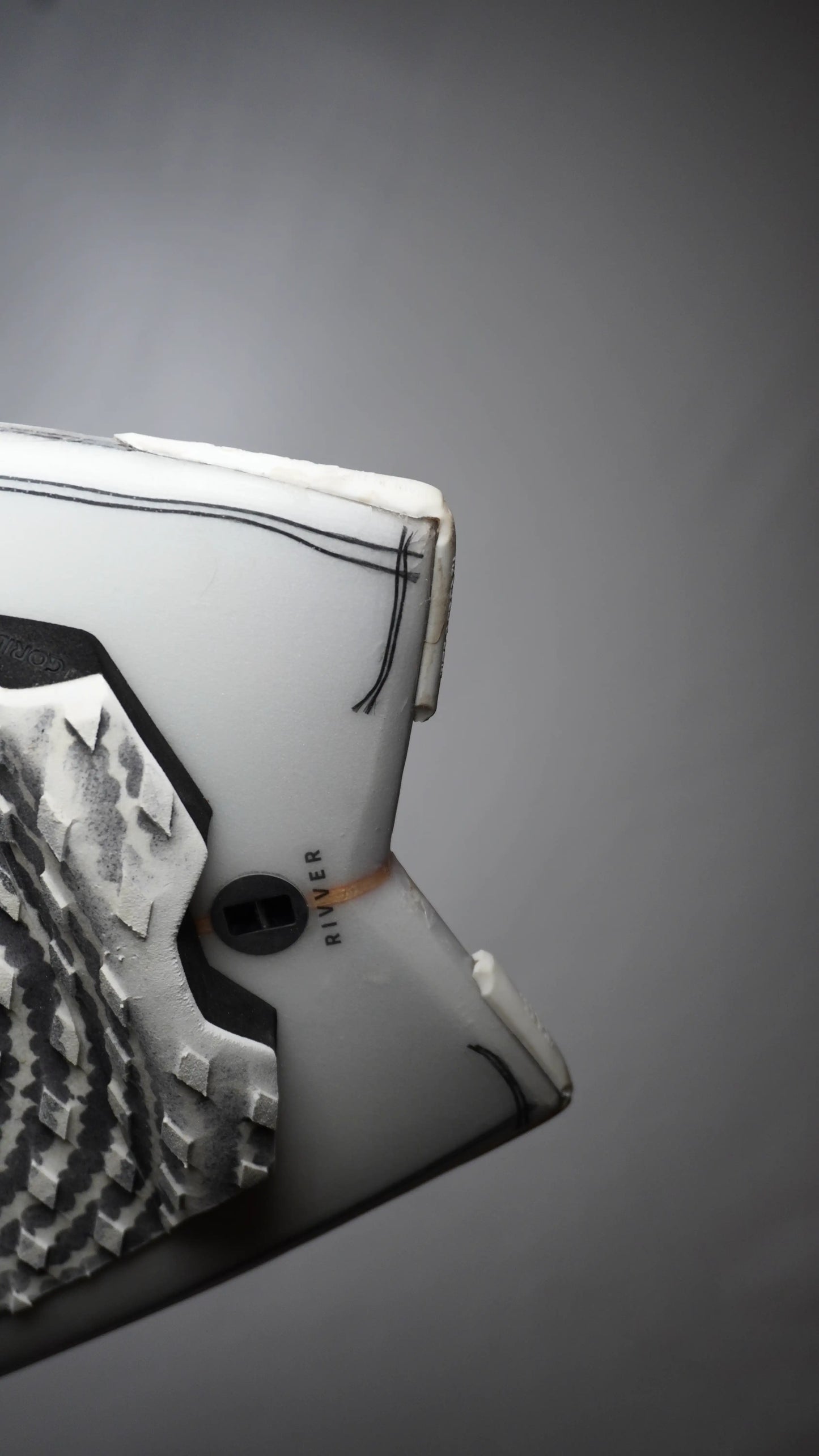 Surfboard s nainstalovaným SurfCo Hawaii Tail Guardem –rozstřižený konec pro fish model prkna - ochrana ocasu prkna proti oděrkám a prasklinám.