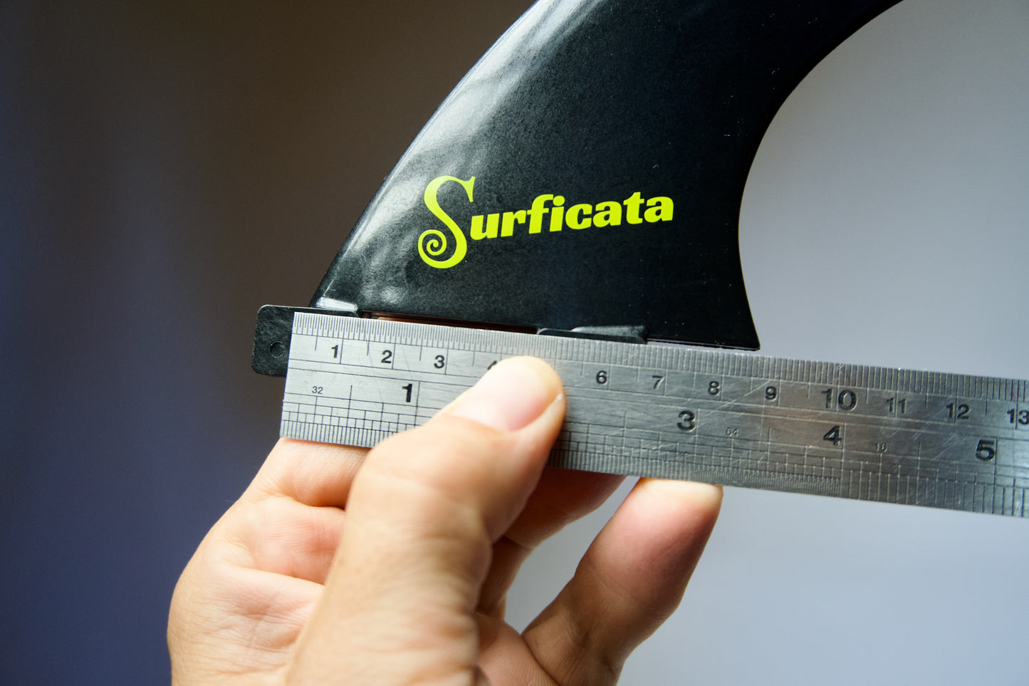 Surficata FCS I boční ploutvičky S na měřítku – výška 106 mm, základna 82 mm.