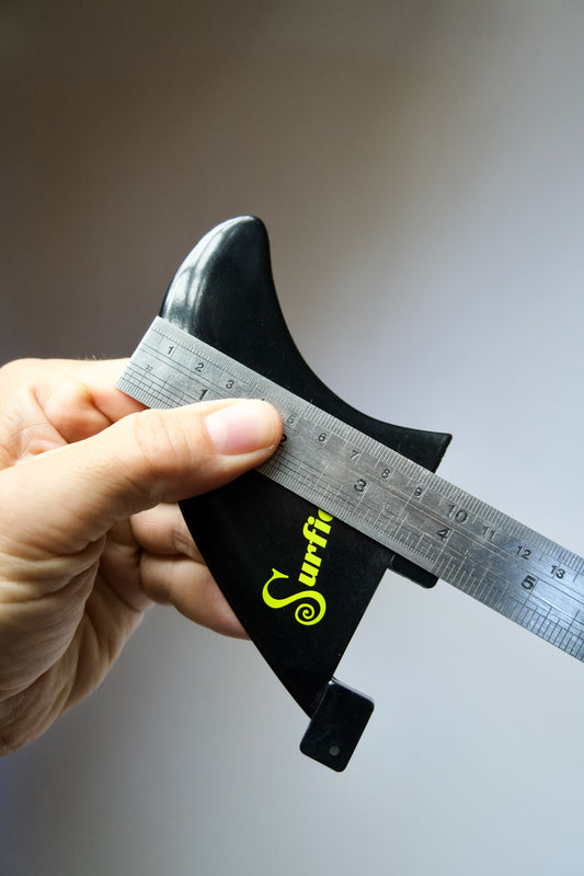 Surficata FCS I Fin Set S – odolné GFN ploutve pro surfování na řece i v oceánu. Měřítko porovnání