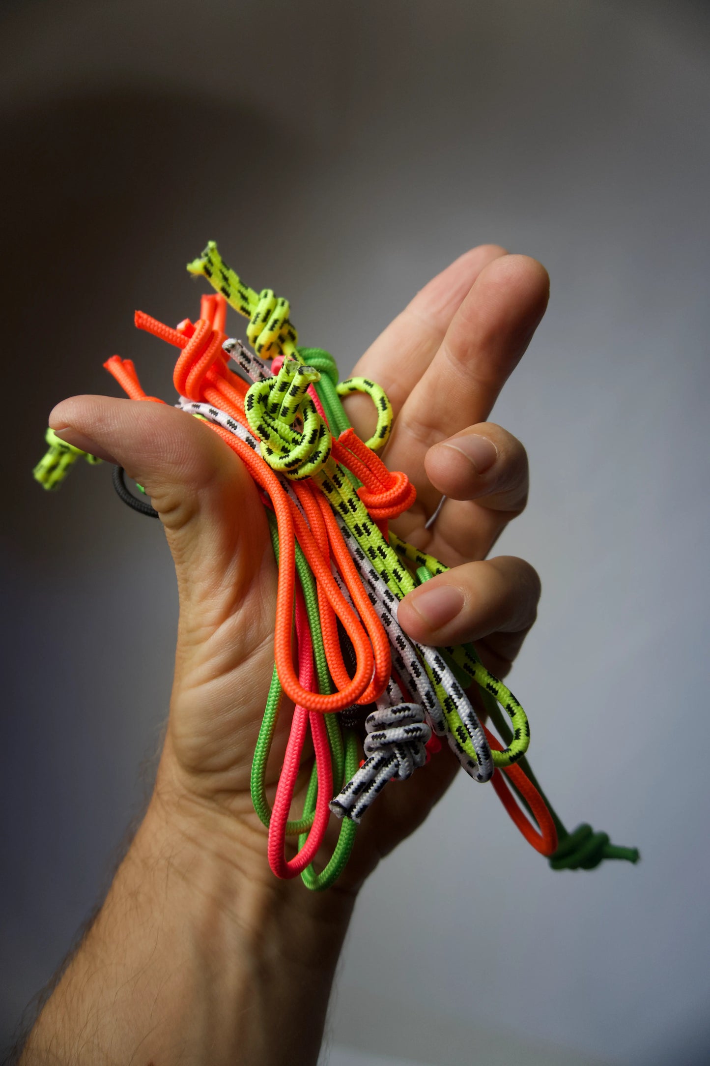 Surflogic Leash String – náhradní šňůrky pro připevnění leashe k surfu různé barvy, v ruce