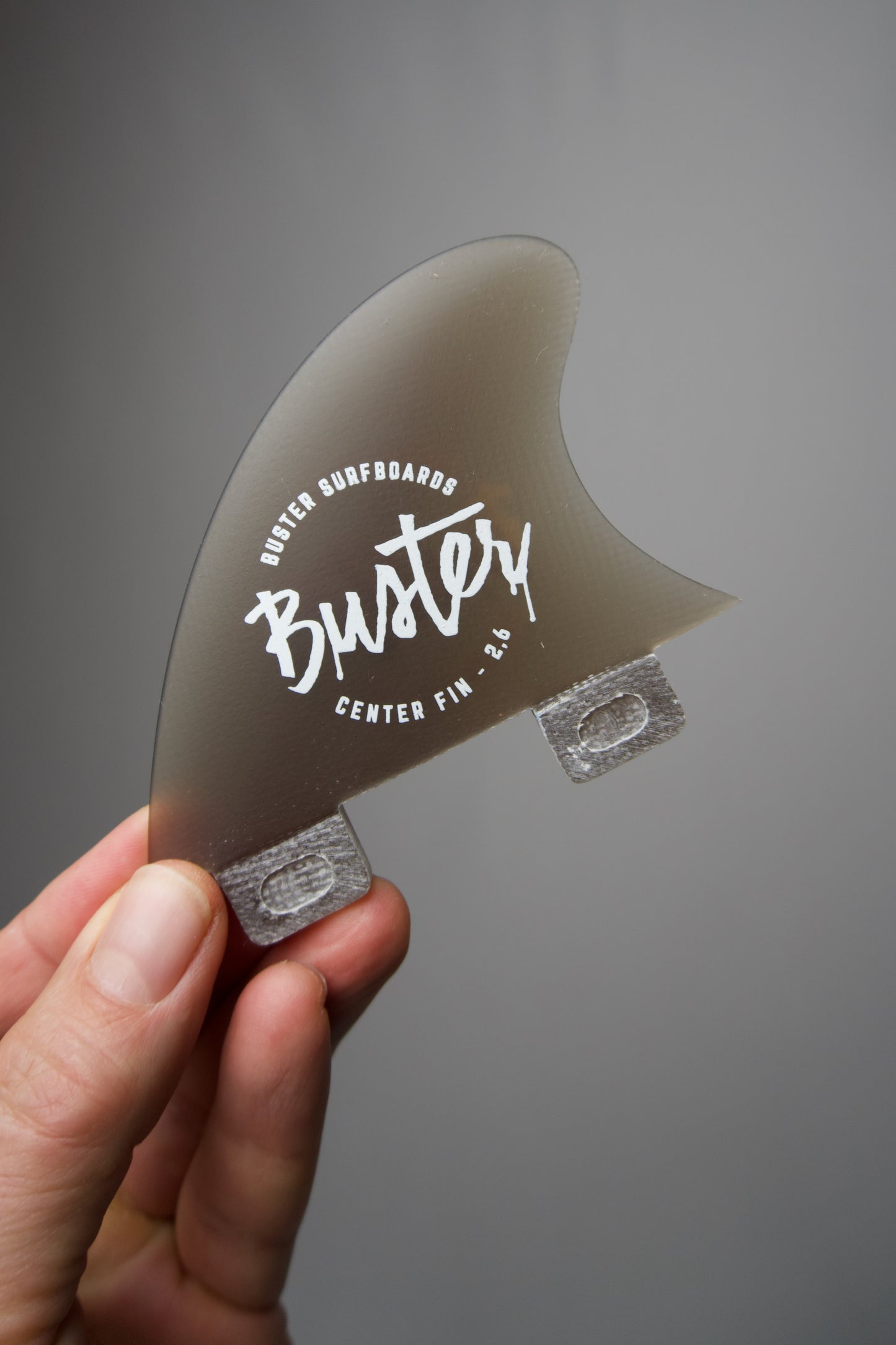Buster Center fin 2,6" černá, black v ruce