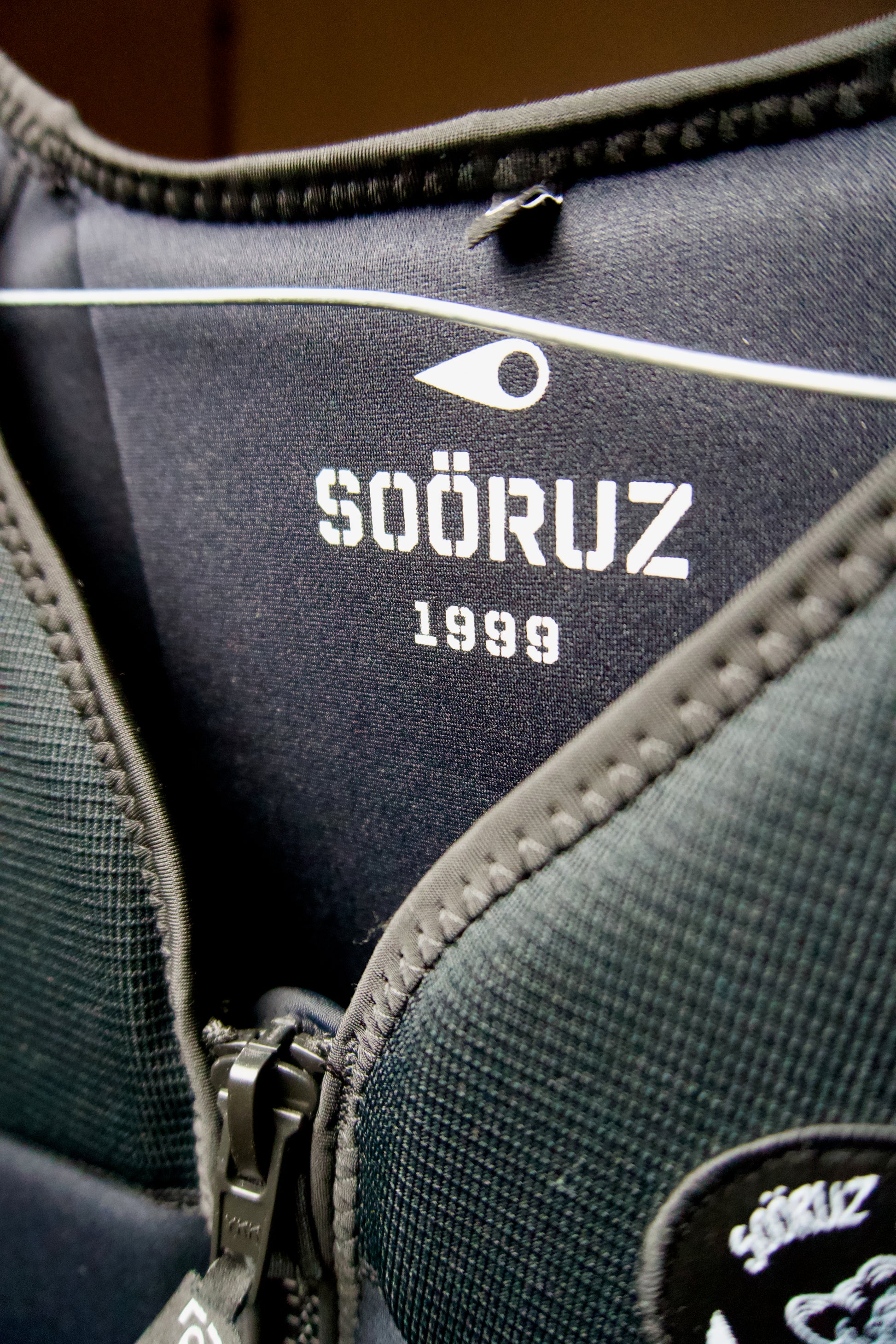 Soöruz impaktní vesta do vody na surf a wake, černá