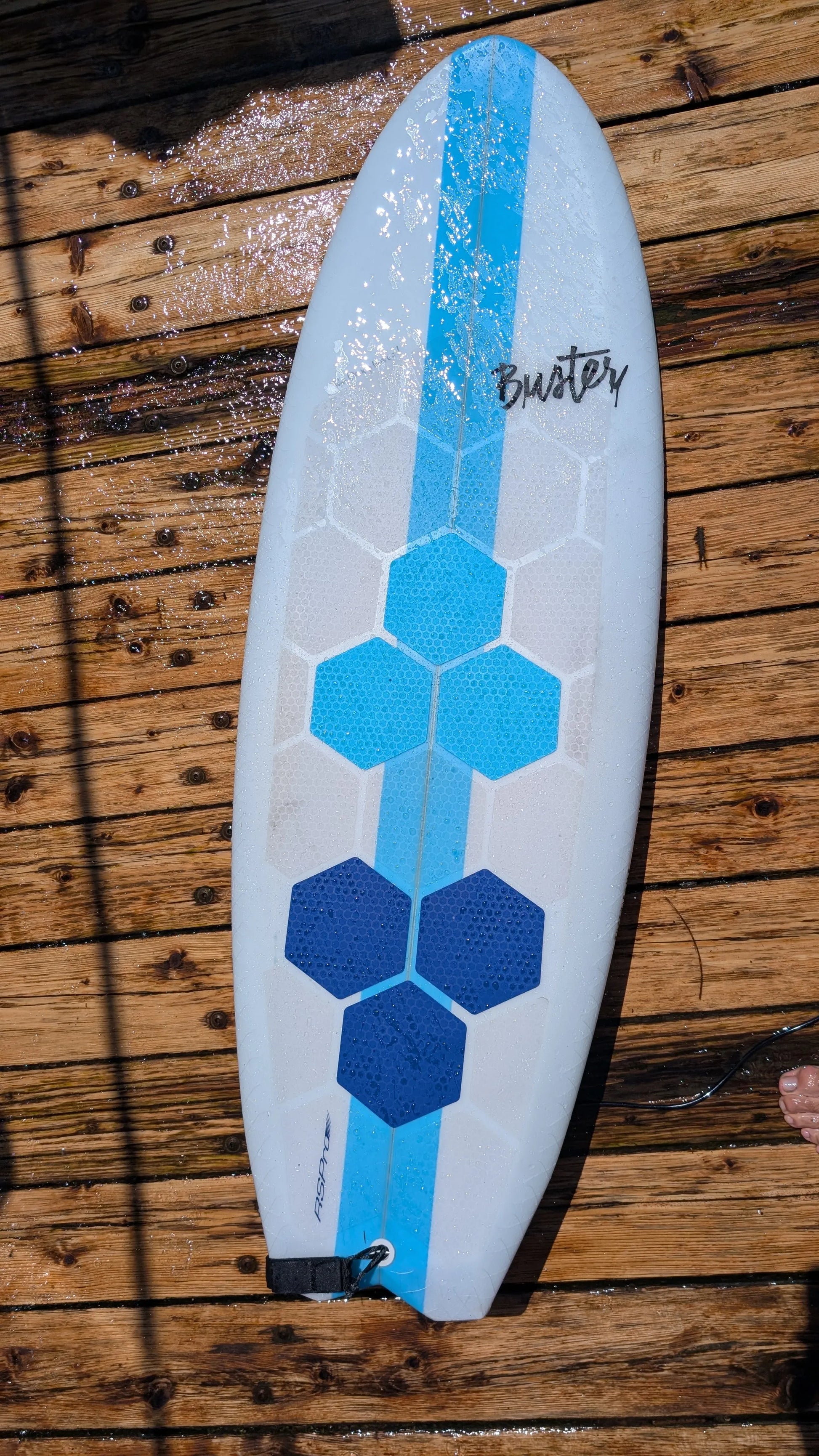 Buster Space Twin Super pohled ze předu leží na dřevě