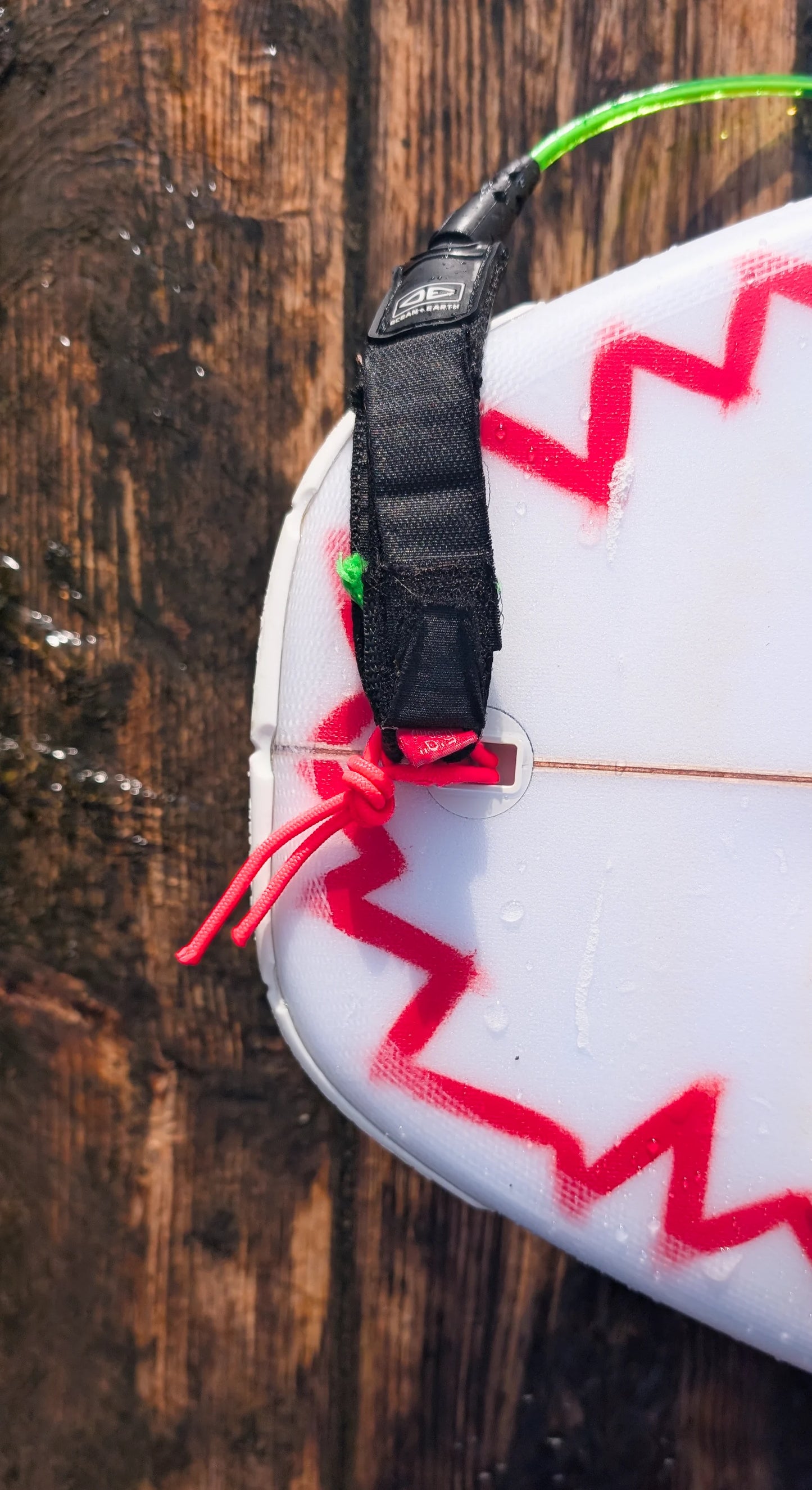 Tail surfového prkna NOA Surfboards. Surflogic Leash String – náhradní šňůrka růžová. Zelený Leash Ocean Earth, Diamond Flex Com