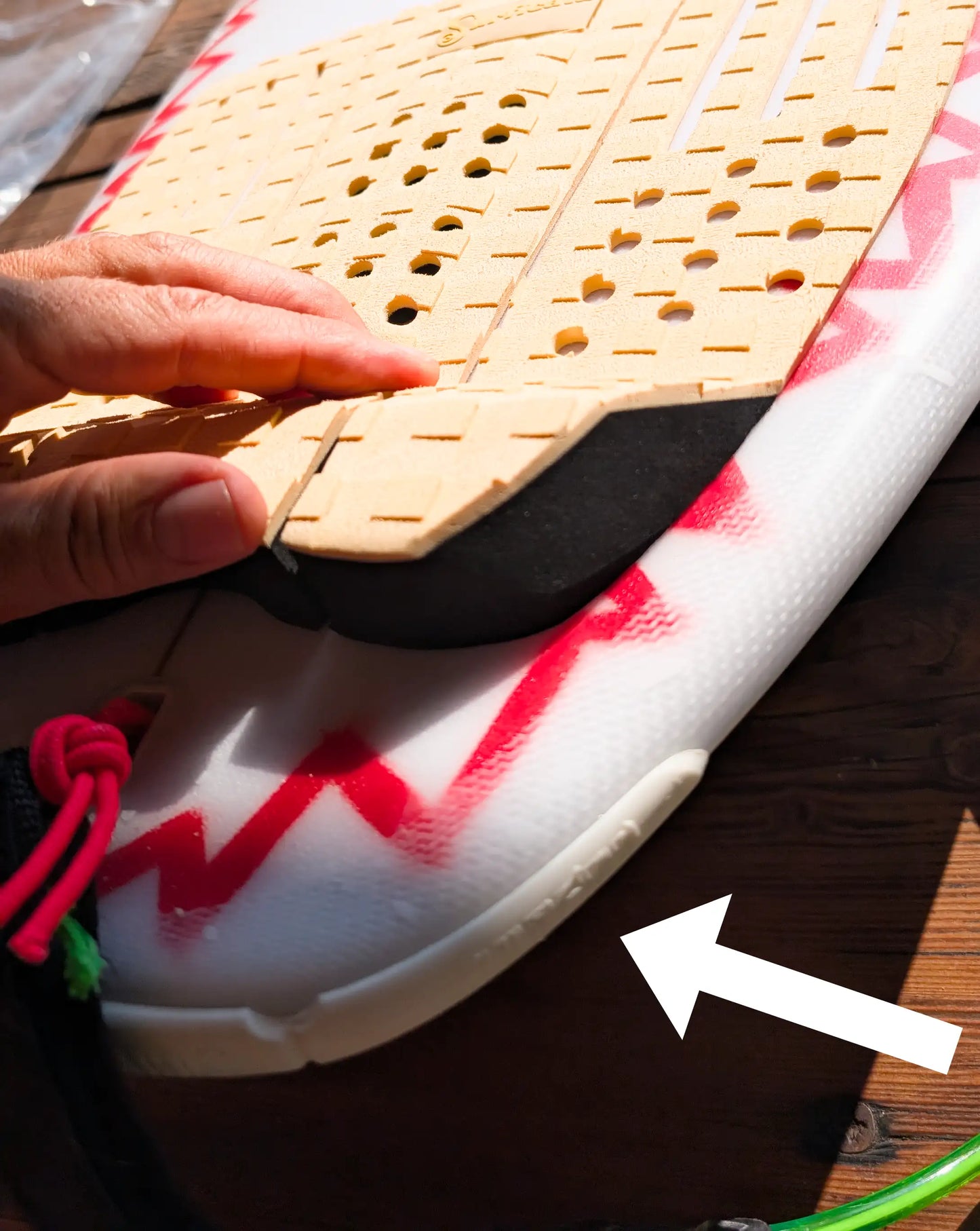 Detail surfboardu s nainstalovaným SurfCo Hawaii Tail Guardem v bílé barvě – ochrana ocasu prkna, ukázka montáže.