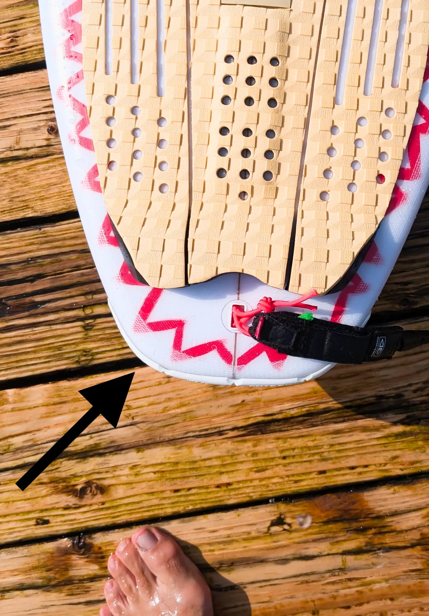 Surfboard s ochranným prvkem SurfCo Hawaii Tail Guard – pohled shora na ocas prkna, zvýrazněné šipkou.