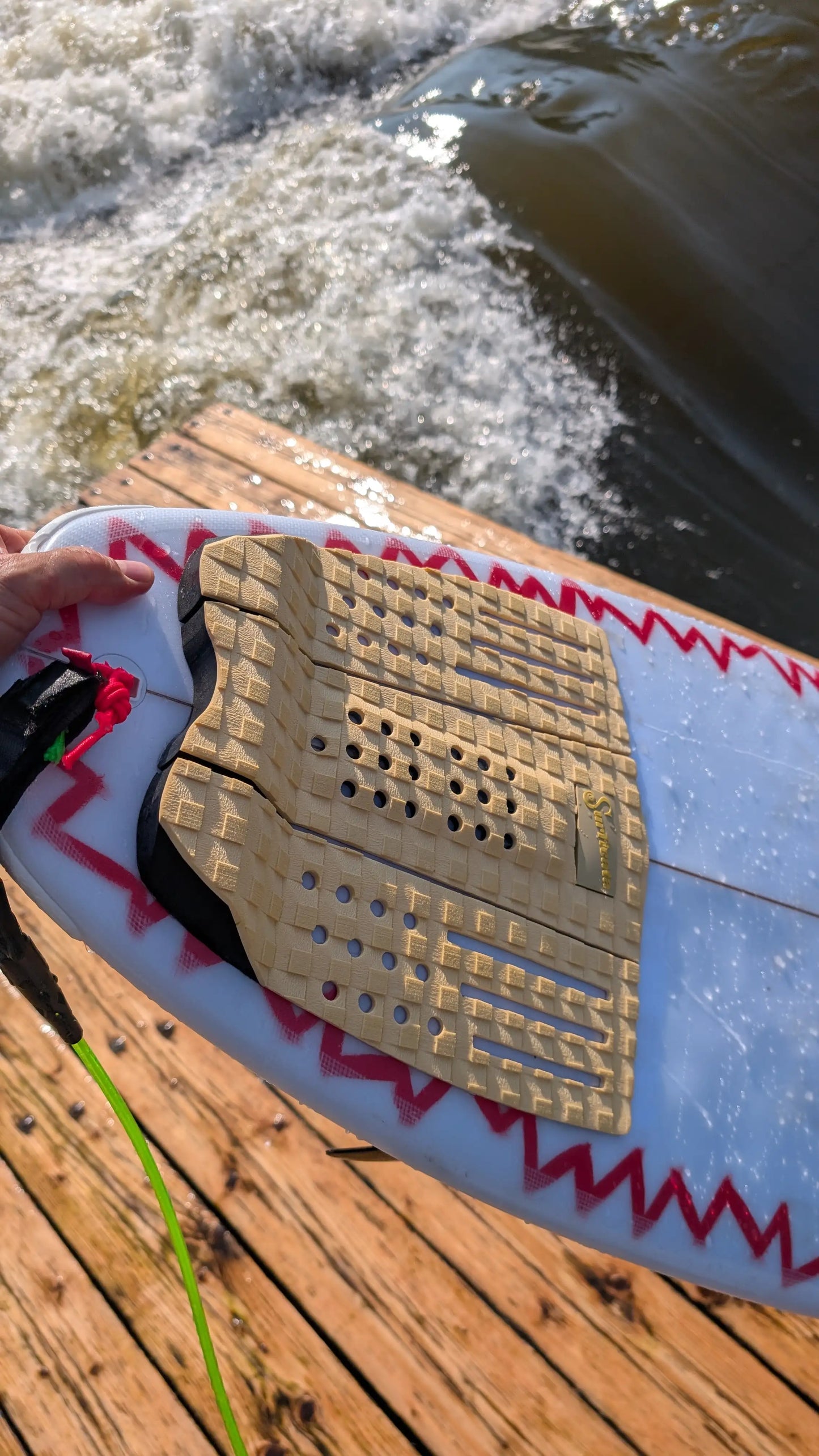 Surf tail pad Surficata na custom prkně NOA detail