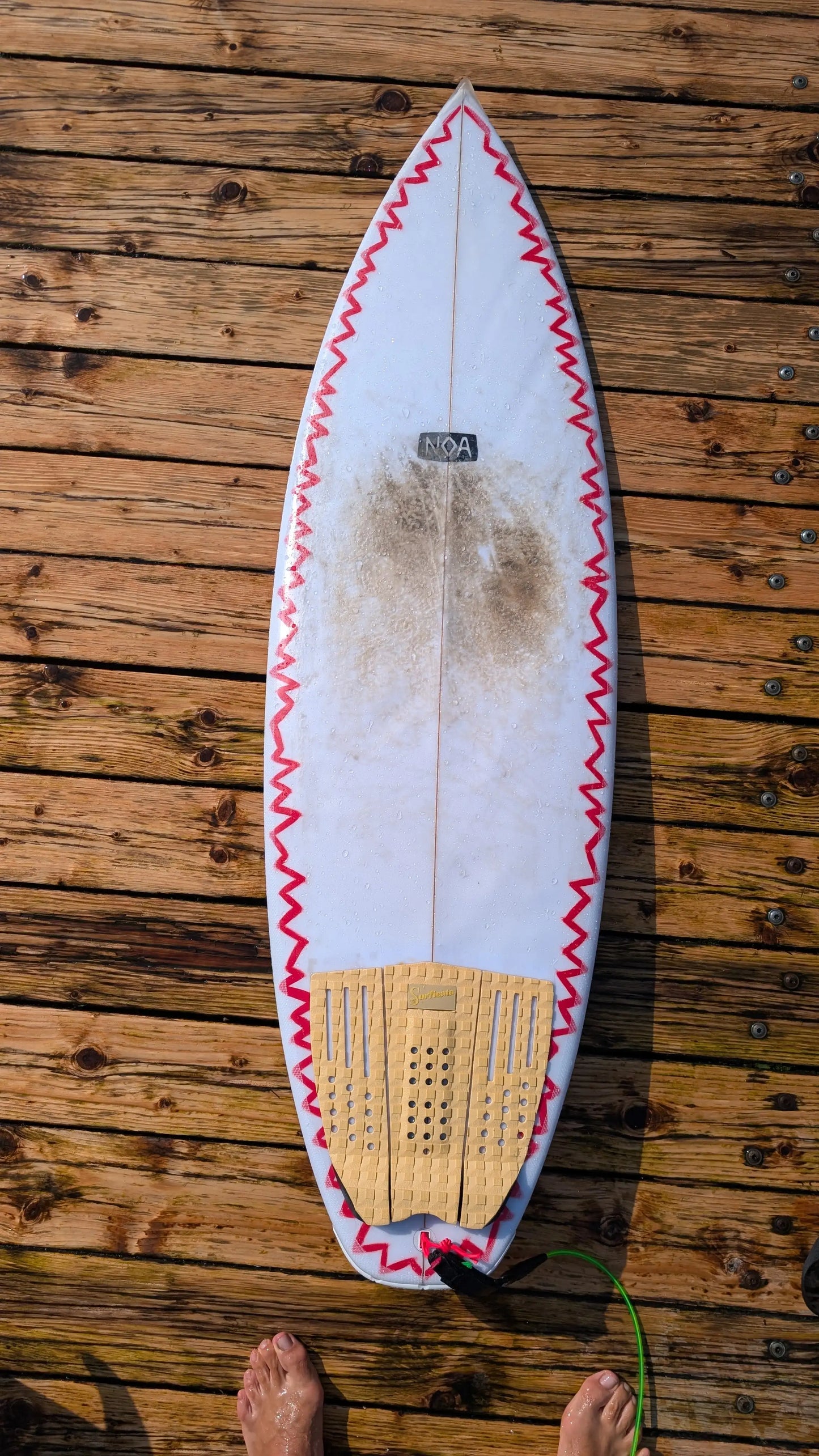 Surf tail pad Surficata v barvě vanilky na prkně NOA model Pocket Knife