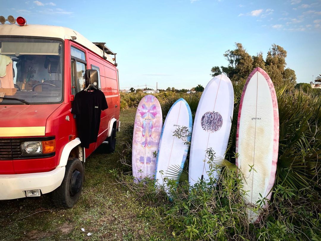 Apatyka Surfboards, 4 surf boardy a hasičské auto