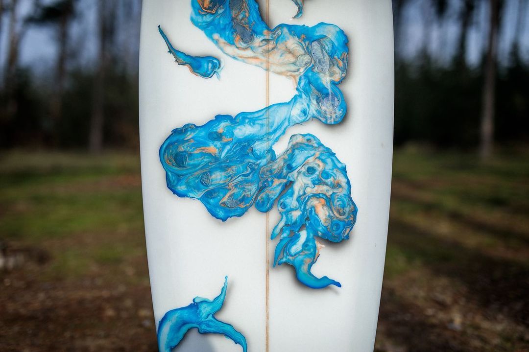 Apatyka Surfboards, prkno zdobené modře airbrushem