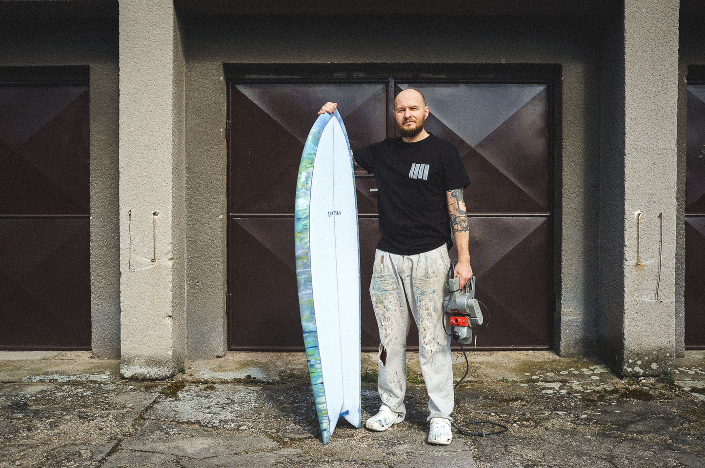 Apatyka Surfboards, Miloš před garáží