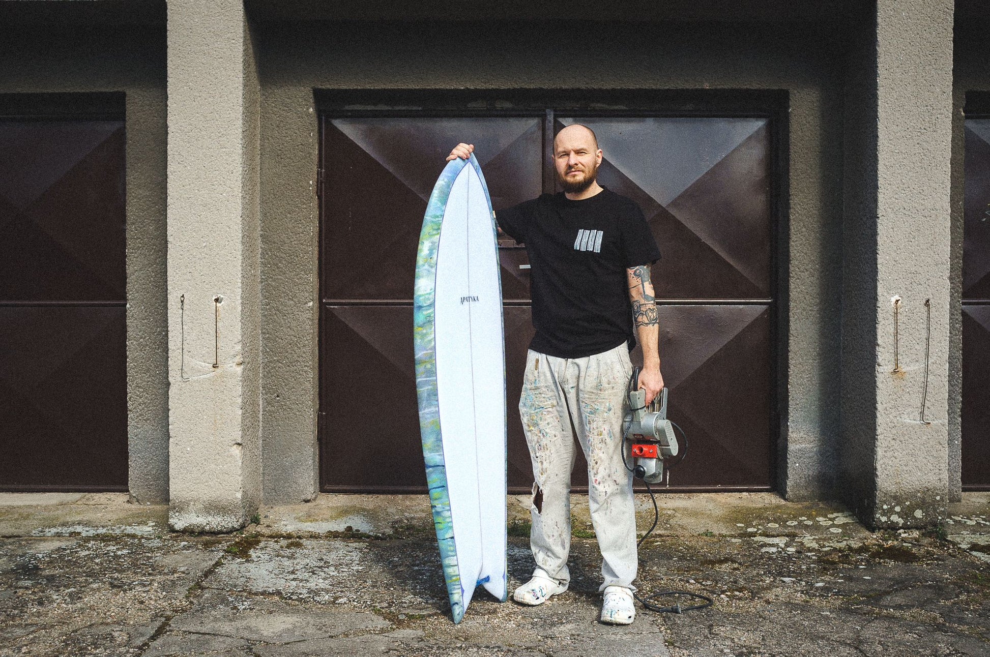 Apatyka Surfboards, Miloš před garáží