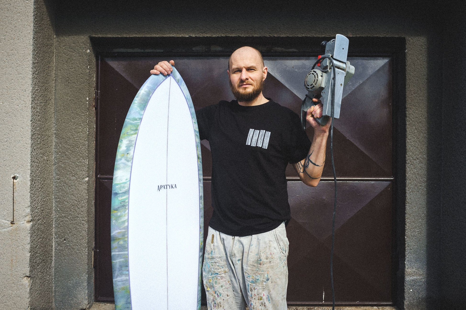 Apatyka Surfboards, Miloš před garáží