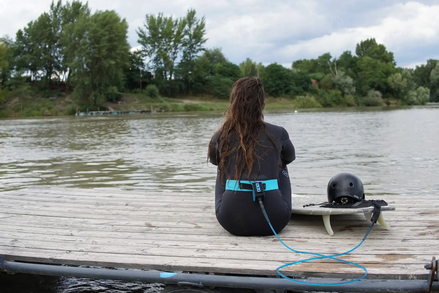 belt leash, surfařka sedí na molu, Čunovo Bratislava river surfing