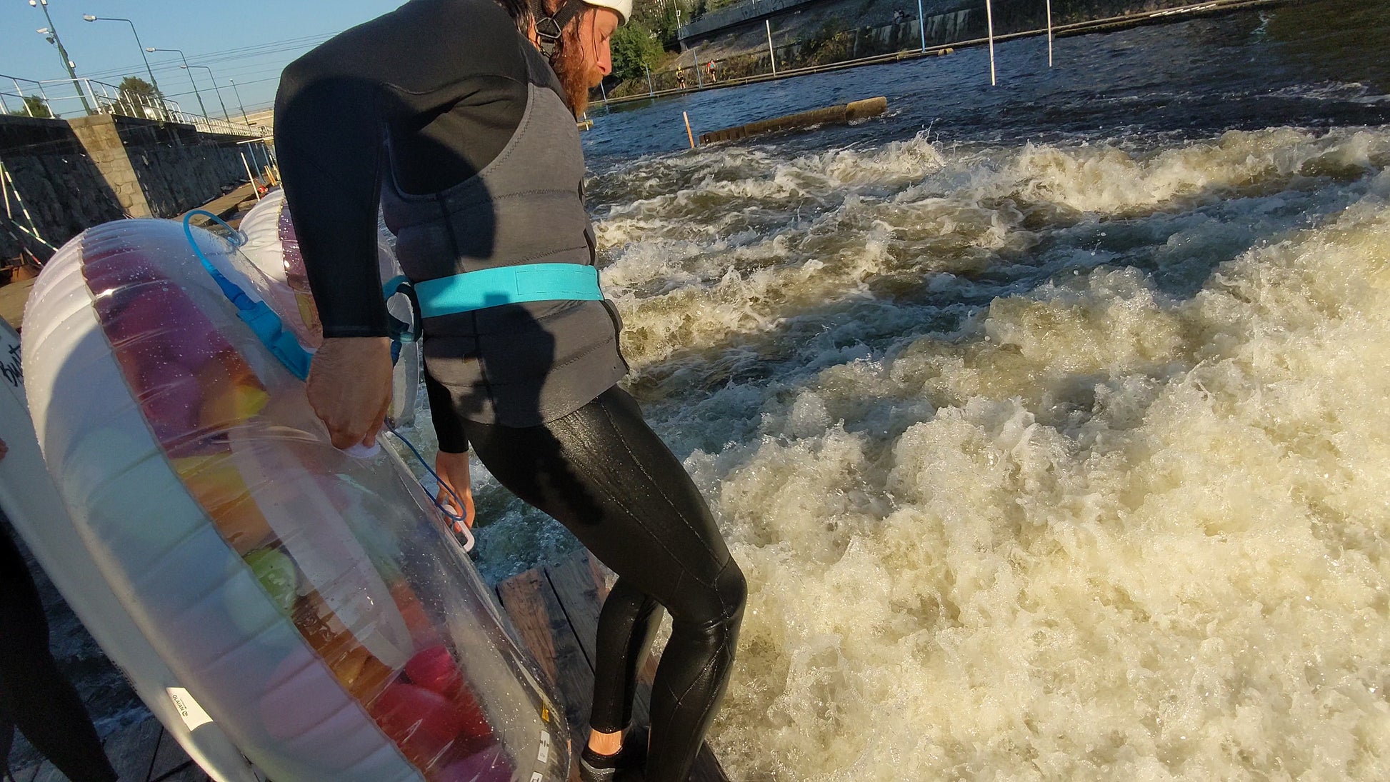 river suirfař na řece blbne s nafukovacím kruhem