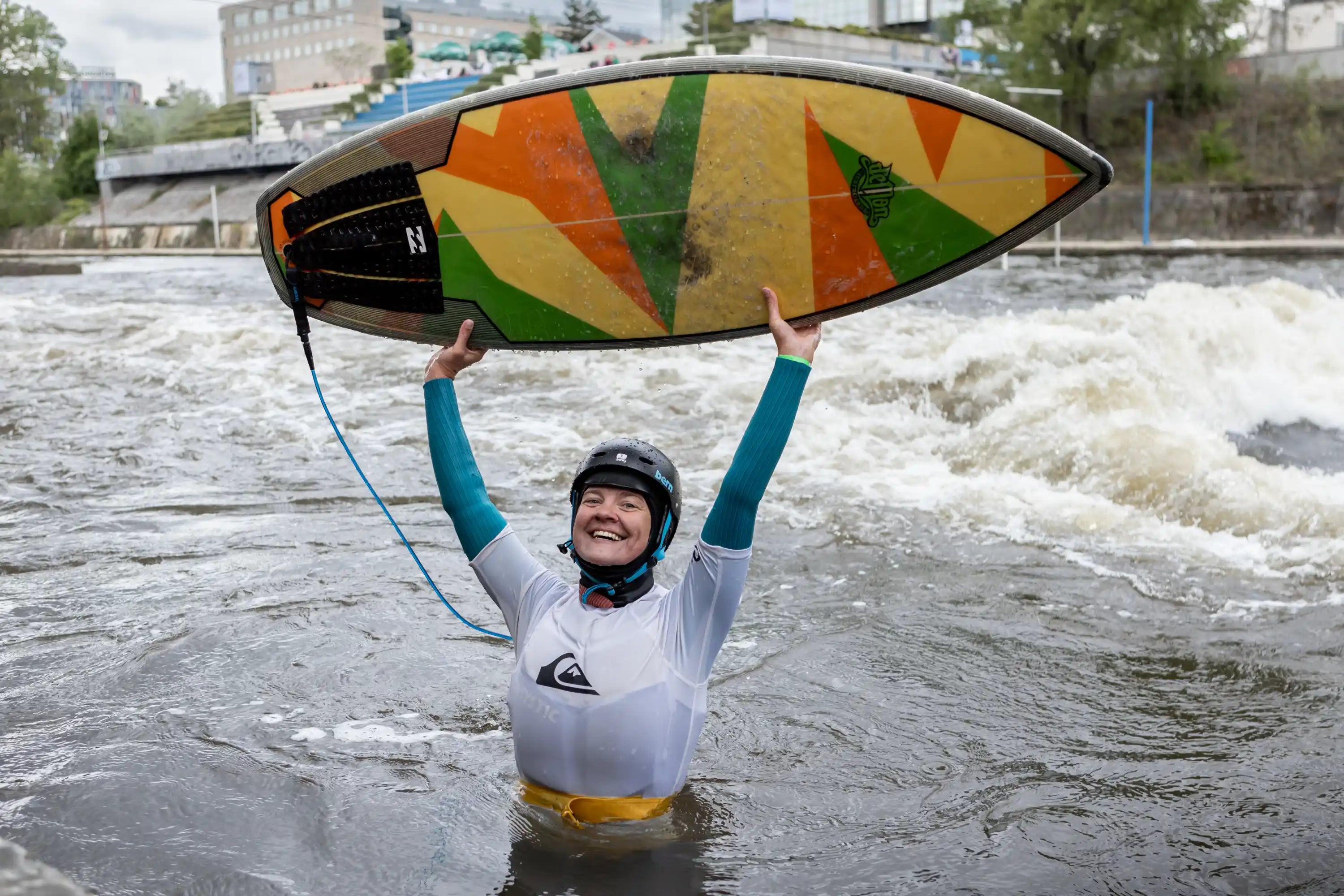 Mirka Vidrnáková, surf stojí ve vodě na Štvanici