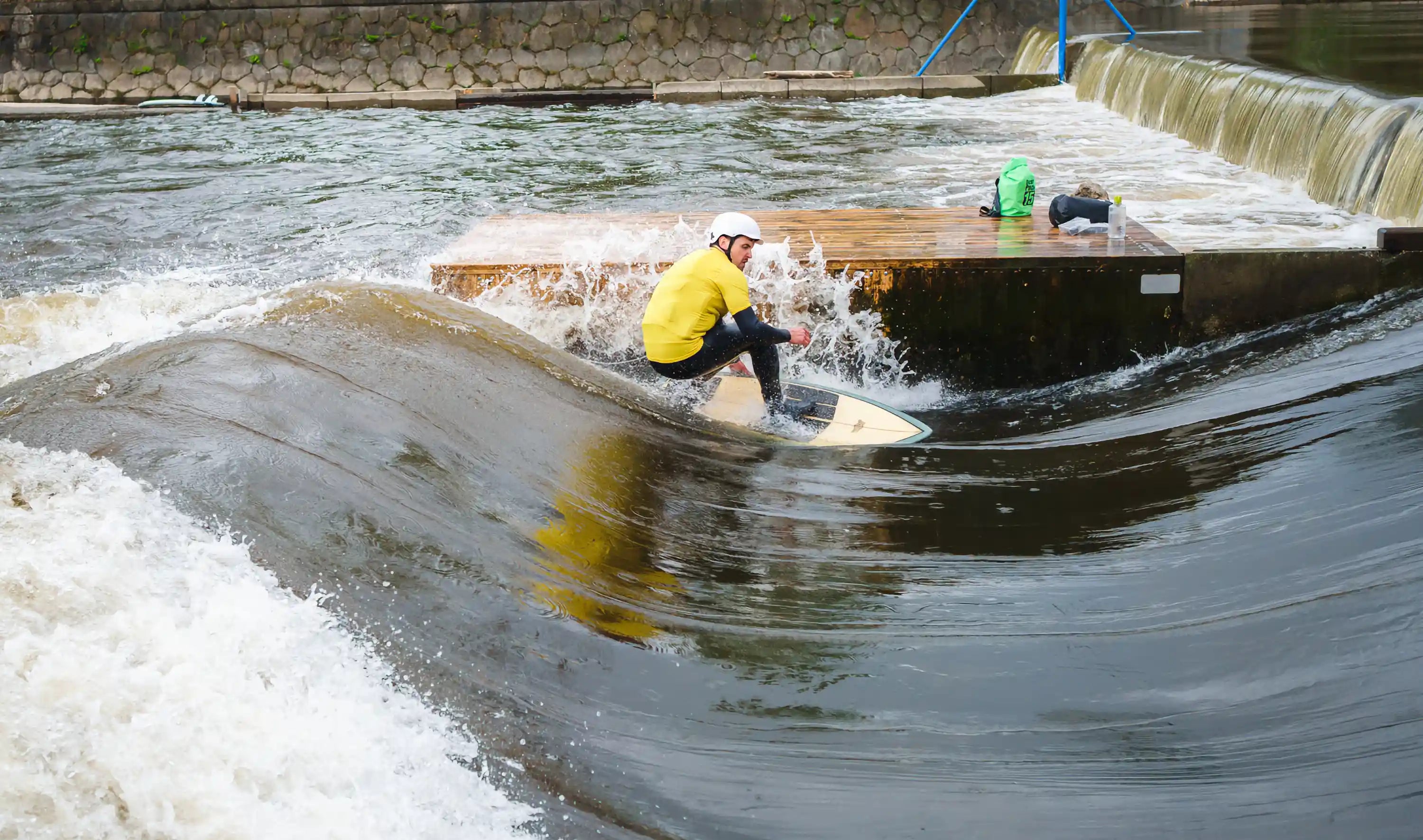 surfař ve žluté lycře, river surf štvanice