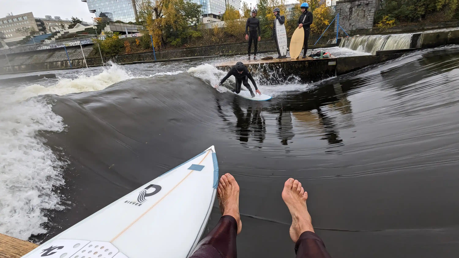 River surfing, nohy v neoprenu bez bot, kousek surfboardu Rivver
