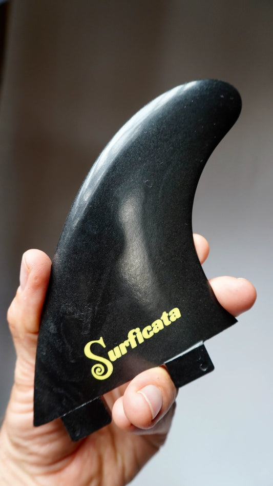 Detail finy Surficata – Odolný nylonový GFN plast s logem Surficata. Mírně zaoblený profil pro stabilní jízdu.