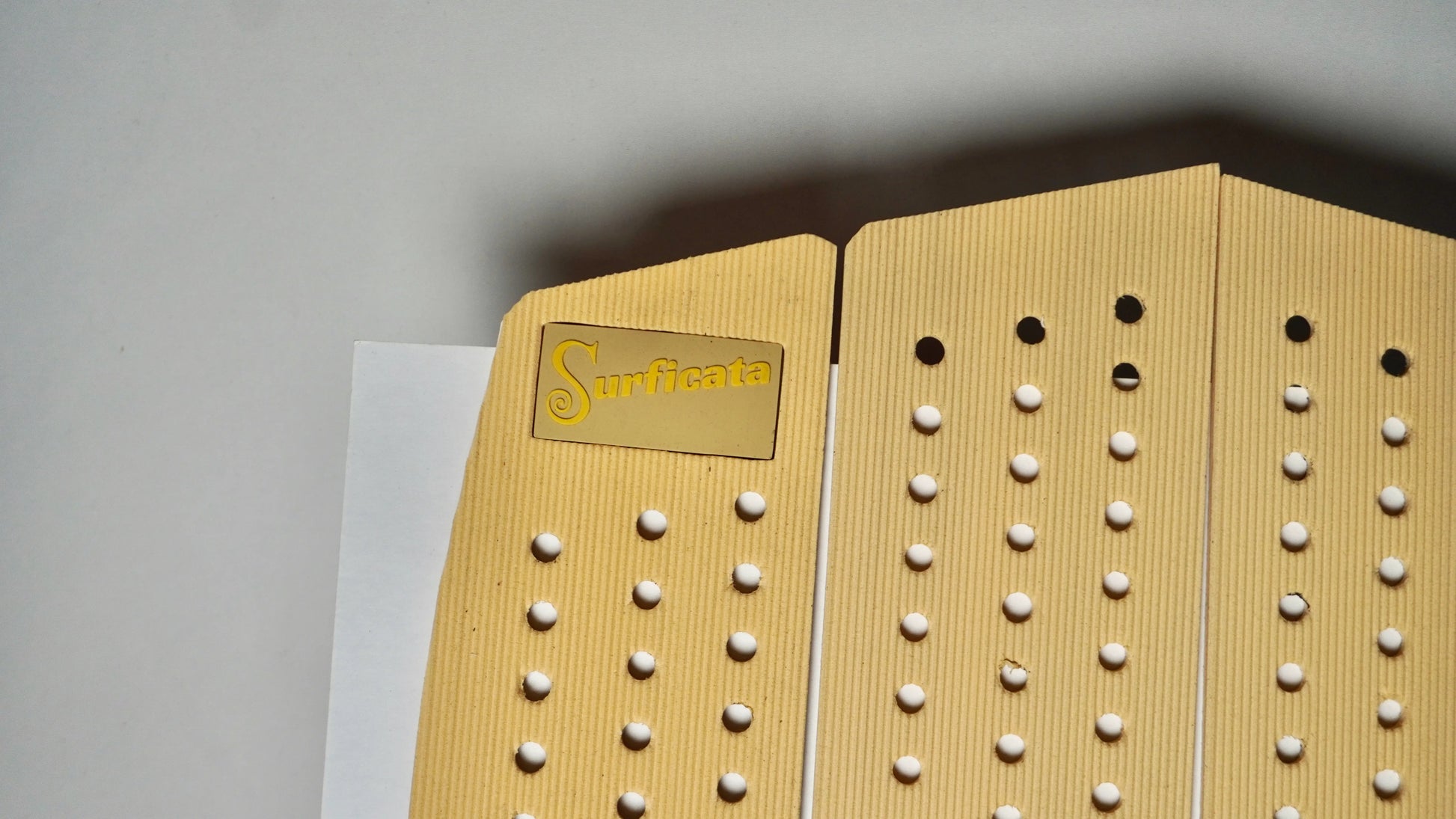 detail EVA gripu surficata s perforací a 3M páskou – vanille