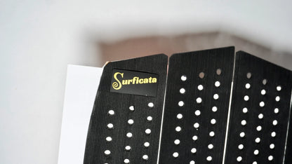 detail gripu s logem Surficata Black Edition – přední část surfového padu