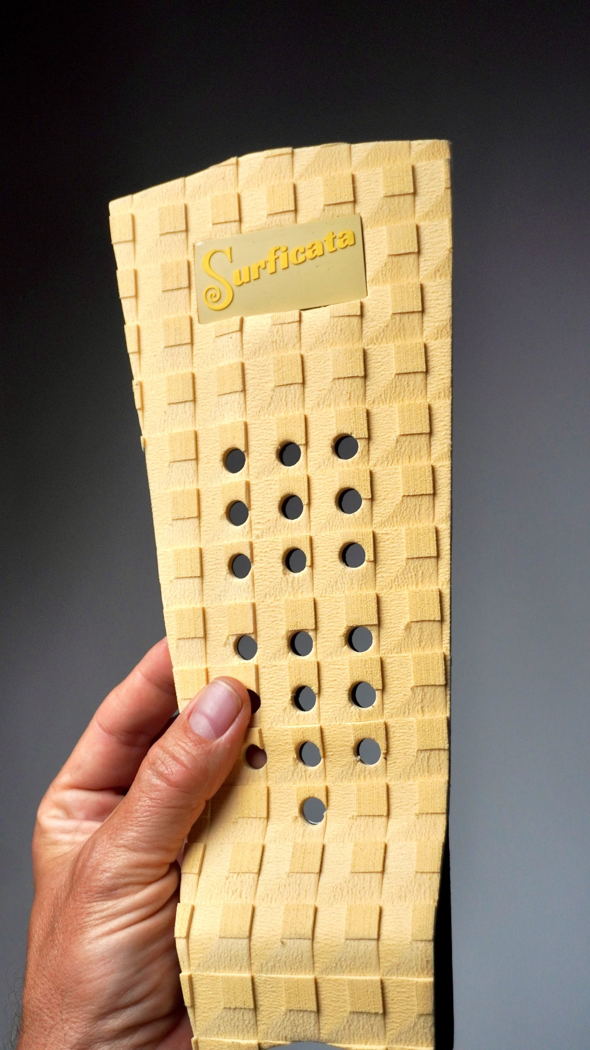 Jeden ze tří dílů zadního gripu na surfboard od Surficata. Vanille barva s logem a texturou
