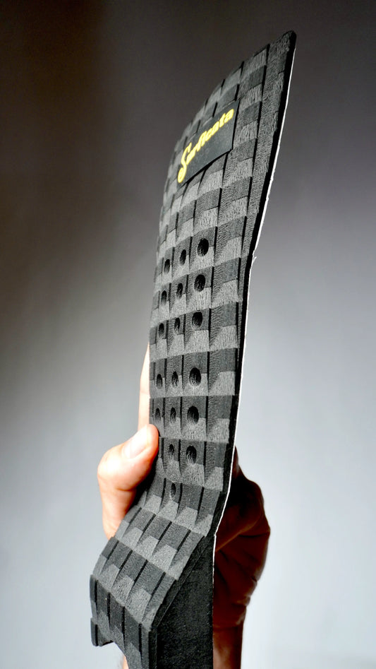 detail zadního gripu na surfboard – Surficata Black EVA pad