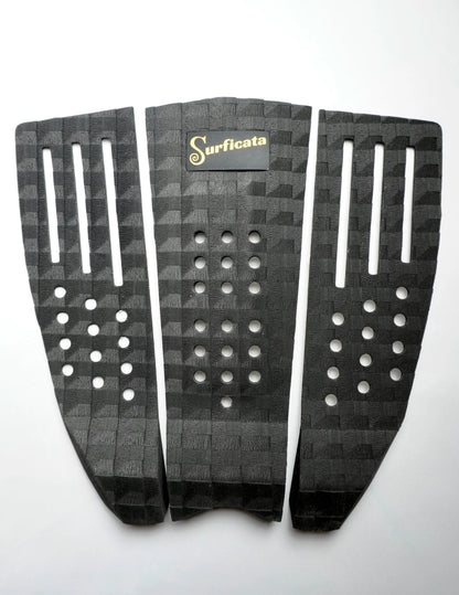 černý surf tail pad Surficata se strukturou gripu a logem