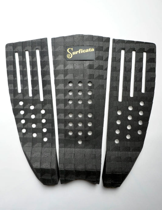 černý surf tail pad Surficata se strukturou gripu a logem