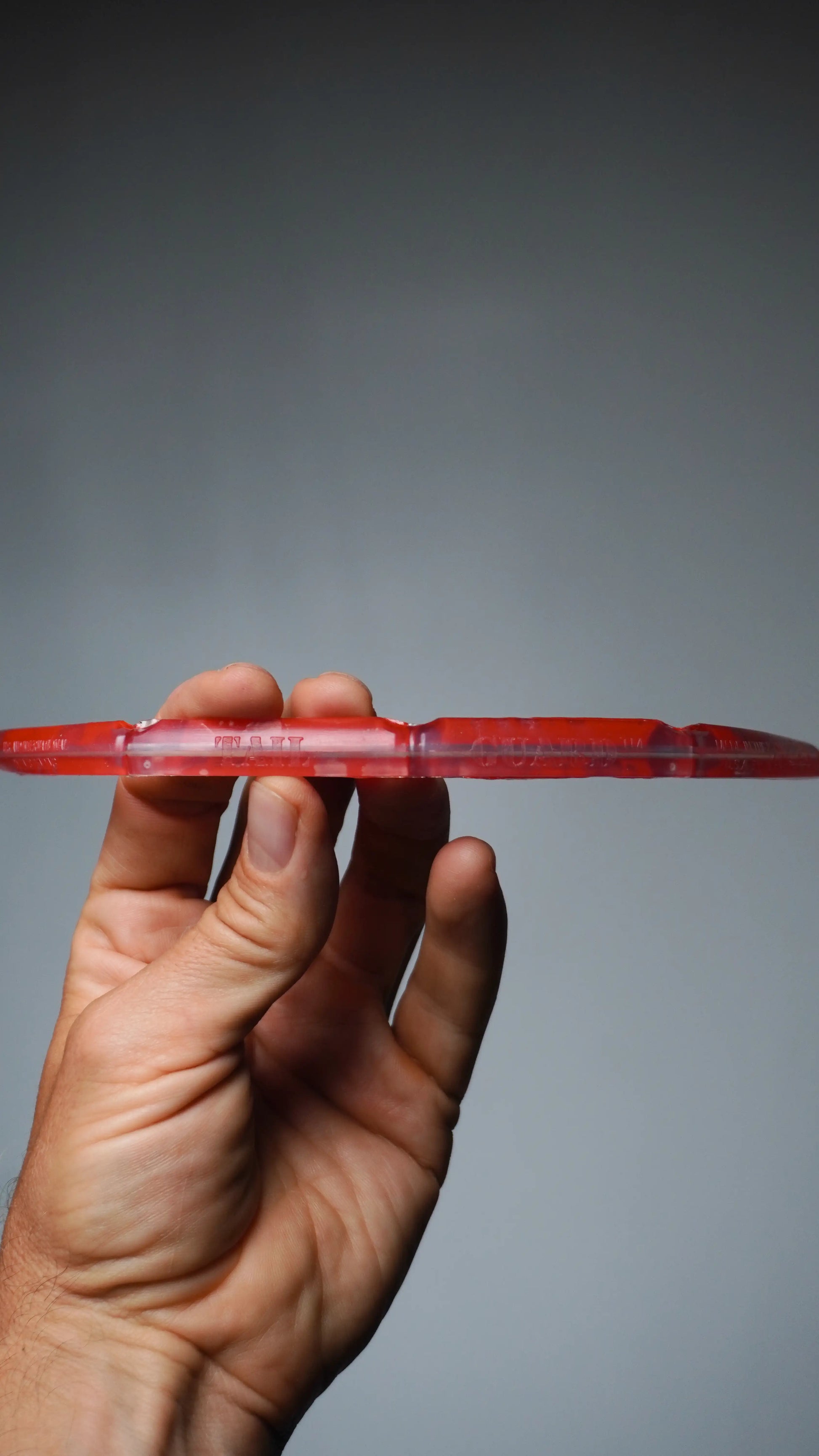SurfCo Hawaii Tail Guard v transparentní verzi – zahnutý tvar chrániče ocasu surfboardu, detailní pohled.