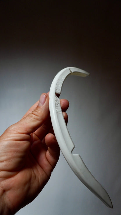 SurfCo Hawaii Fun Shape Nose Guard v bílé barvě – flexibilní ochrana špičky surfboardu, detailní pohled v ruce.