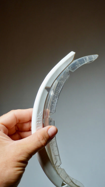 SurfCo Hawaii Fun Shape Nose Guard – bílý a čirý chránič špičky surfboardu, držené v ruce, flexibilní zakřivený tvar.