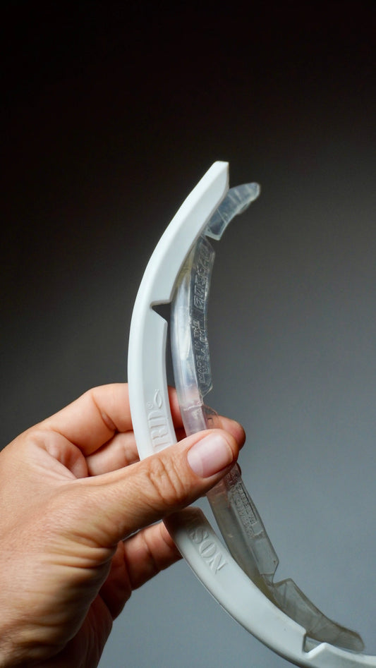 SurfCo Hawaii Fun Shape Nose Guard – kombinace bílé a čiré varianty, detailní pohled v ruce.