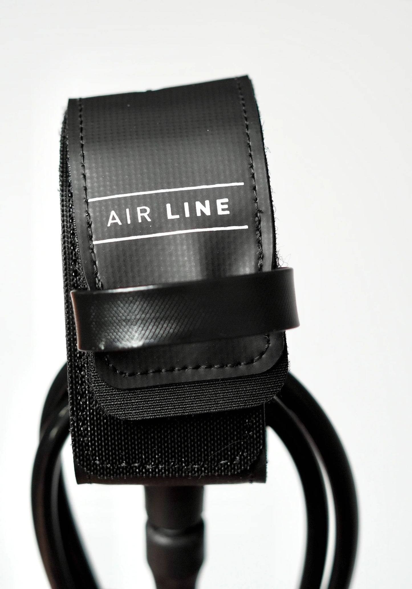 Detail černého leashe Surflogic Air Line s navinutou šňůrou