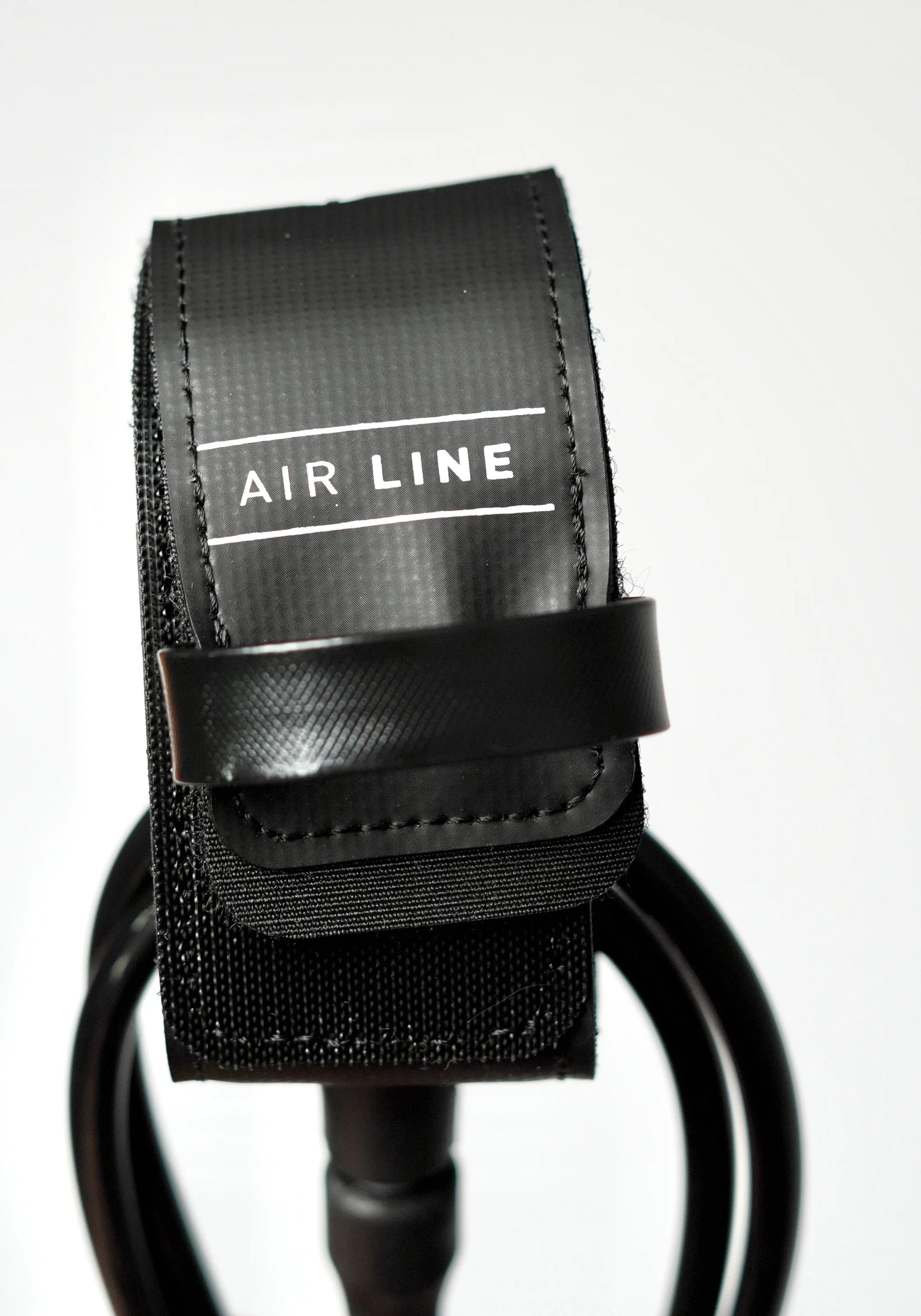 Detail černého leashe Surflogic Air Line s navinutou šňůrou