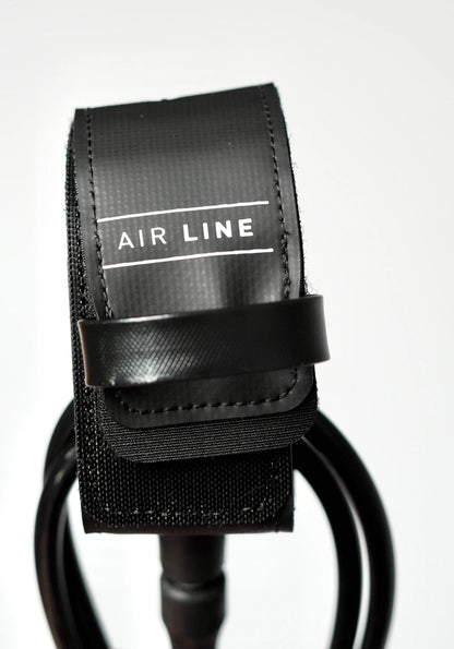 Detail černého leashe Surflogic Air Line s navinutou šňůrou